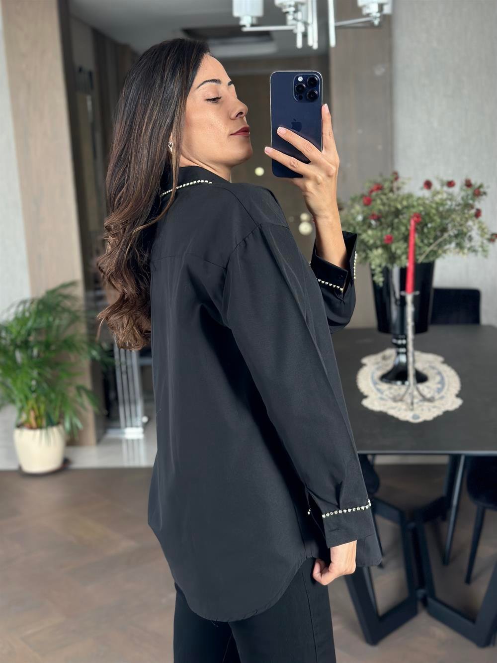 Siyah Yakası Ve Kolu Taş Detay Kadın Gömlek