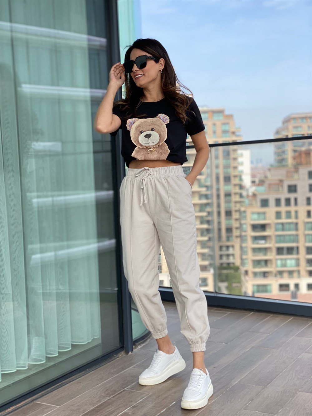 Siyah Zincir Kolyeli Pullu Ayıcık T-Shirt 