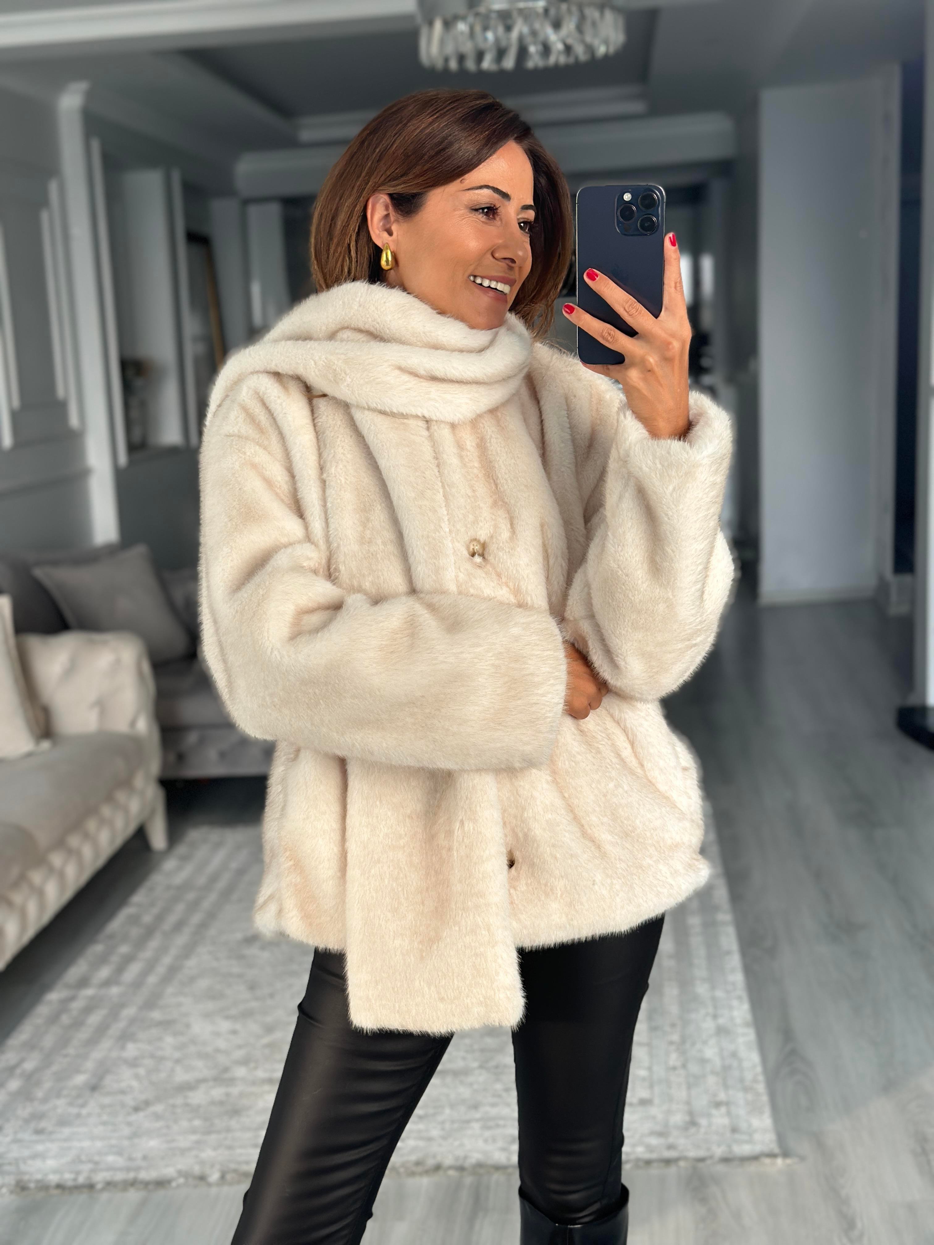 Taş Önü Düğmeli Atkılı Kadın Kürk Mont