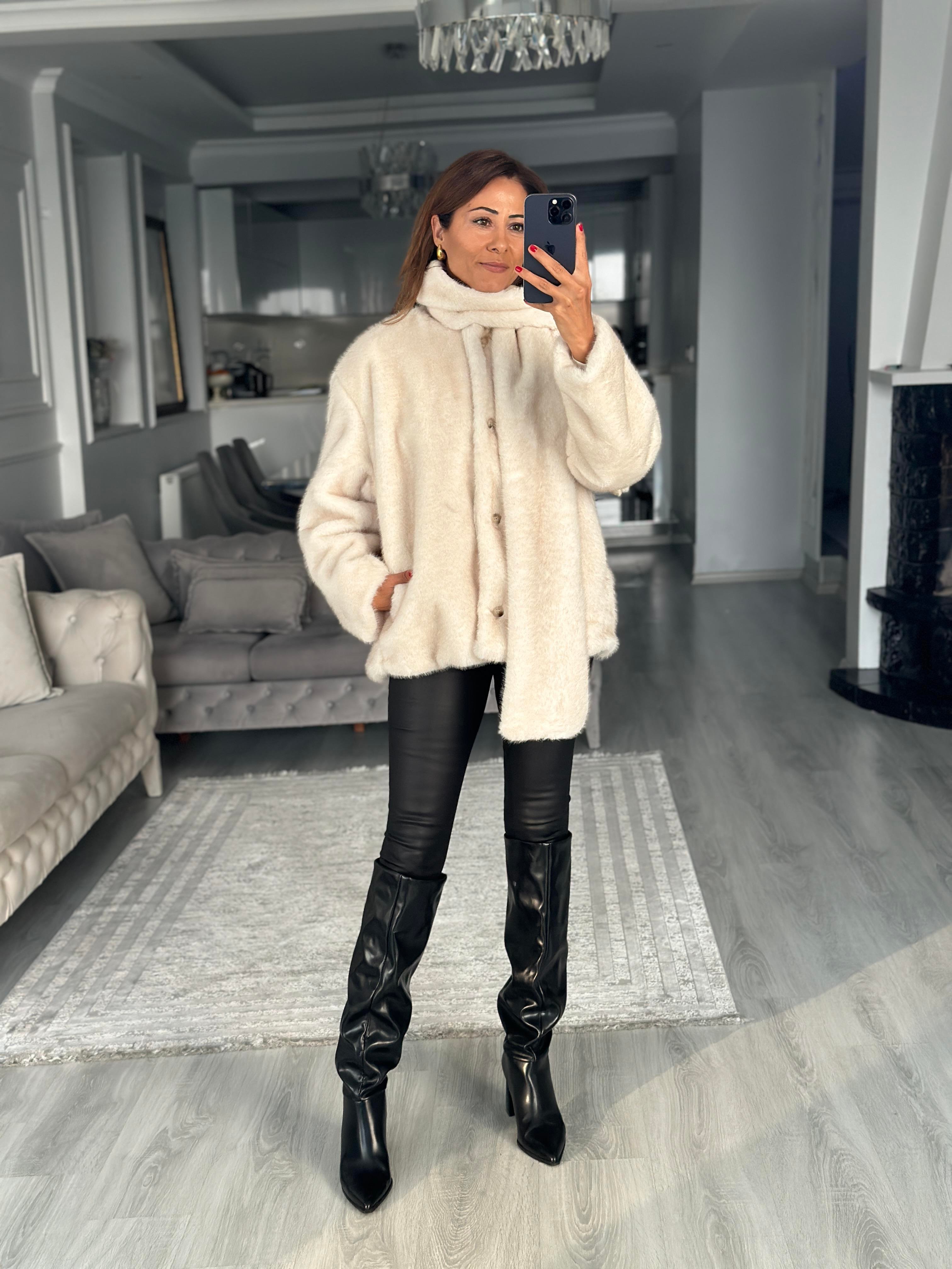 Taş Önü Düğmeli Atkılı Kadın Kürk Mont