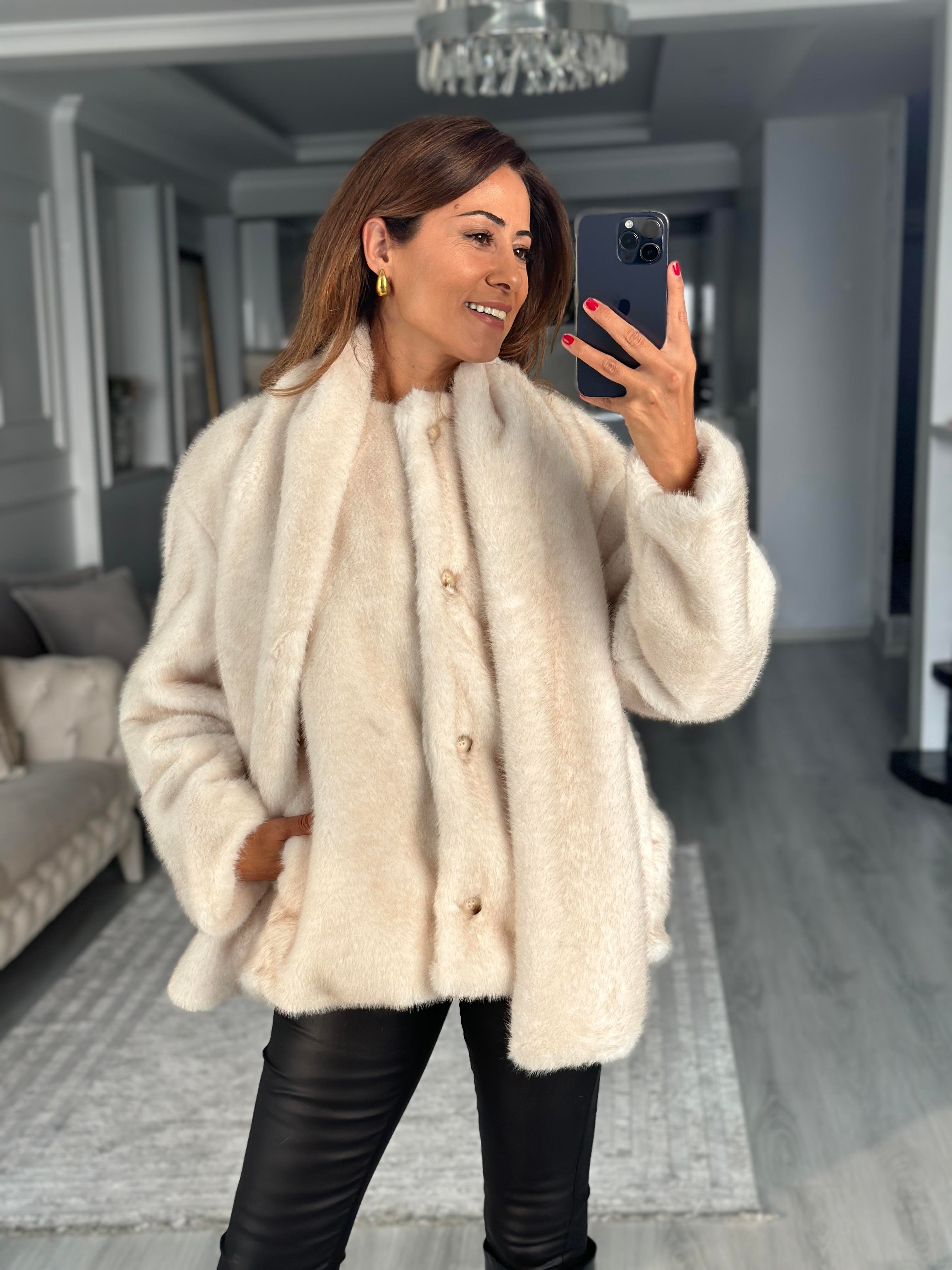 Taş Önü Düğmeli Atkılı Kadın Kürk Mont