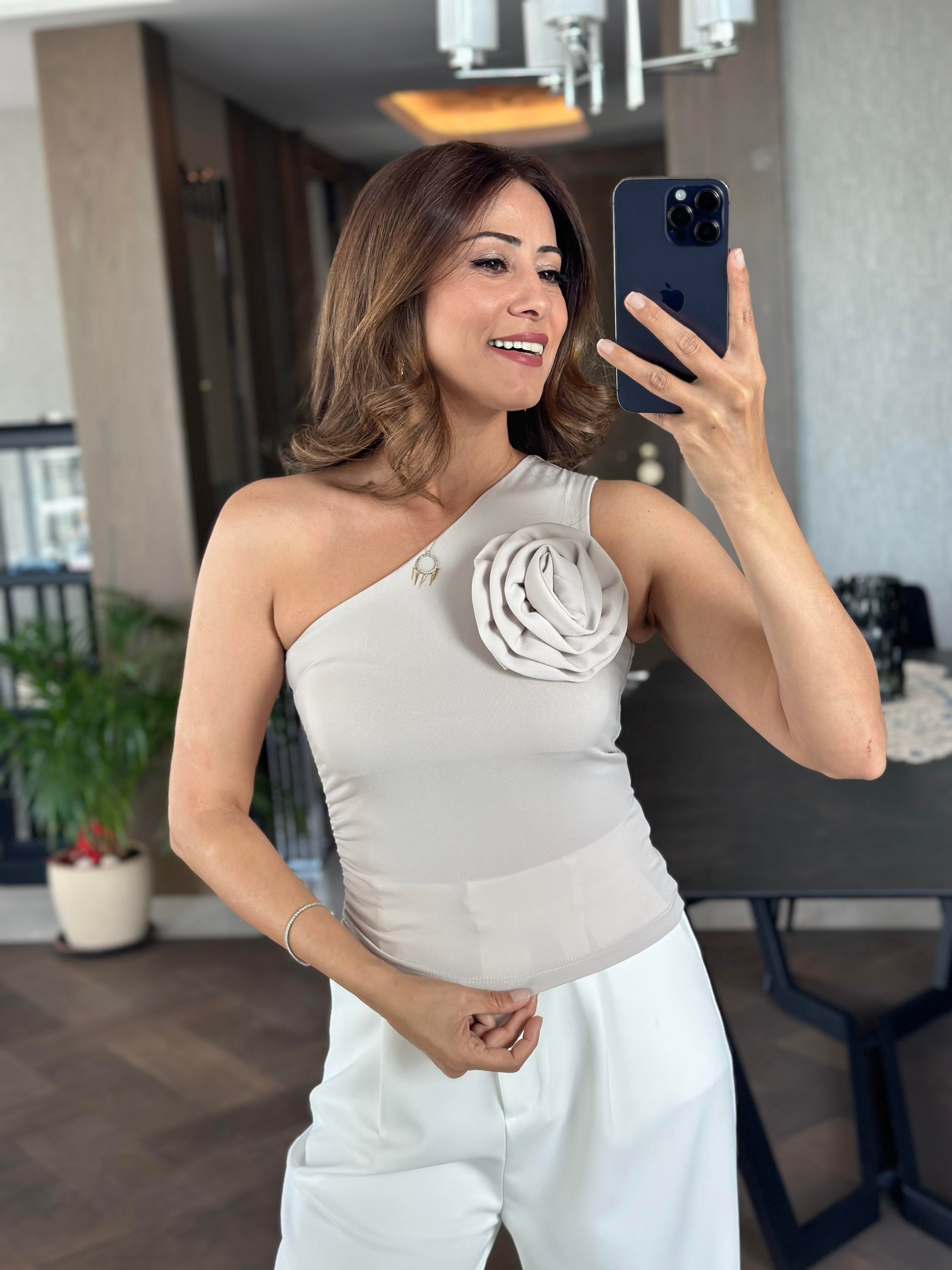 Taş Tek Omuz Çıkarılabilir Gül Aksesuarlı Kadın Bluz