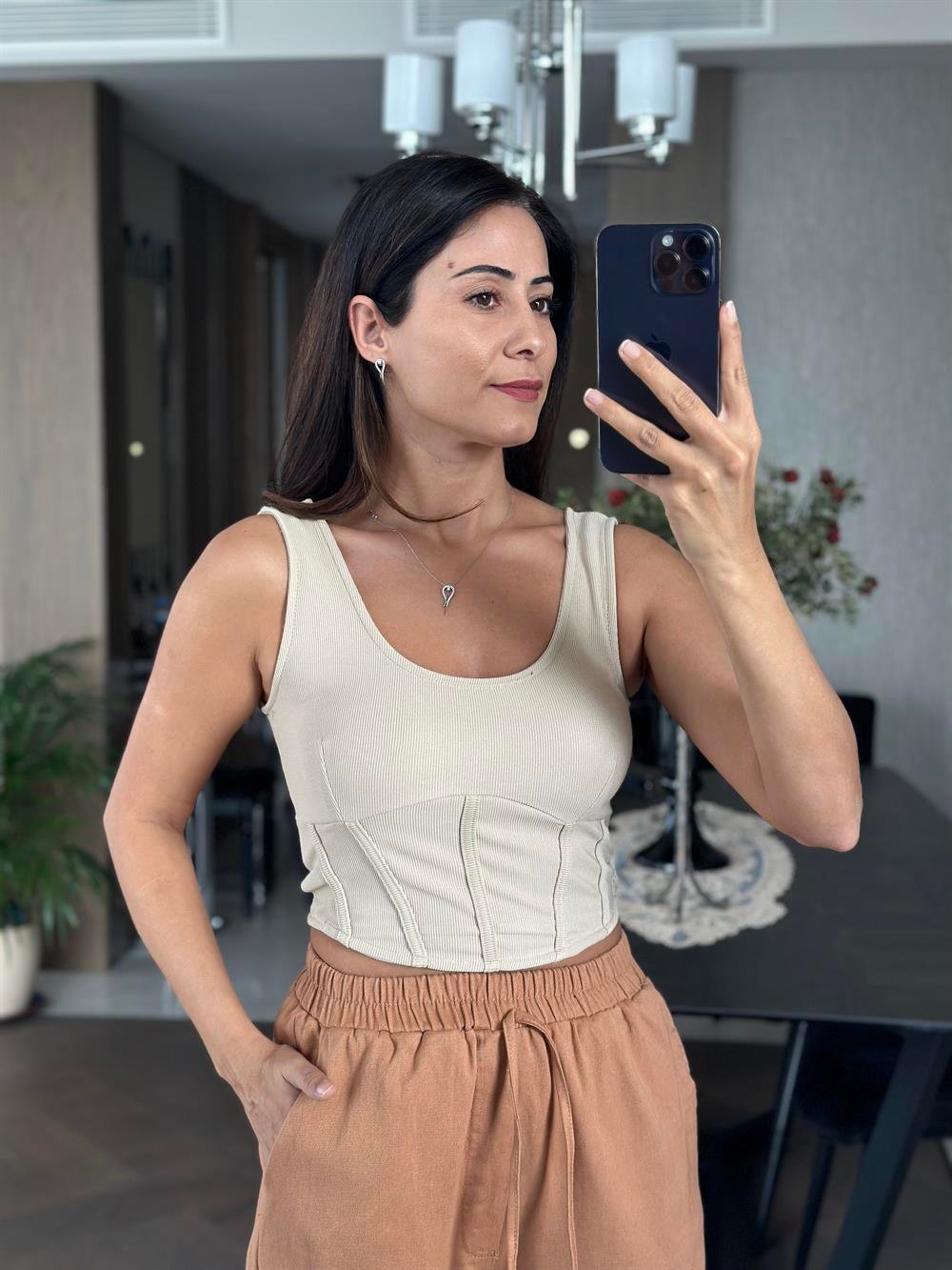 Taş U Yaka Önü Biyeli Kadın Crop
