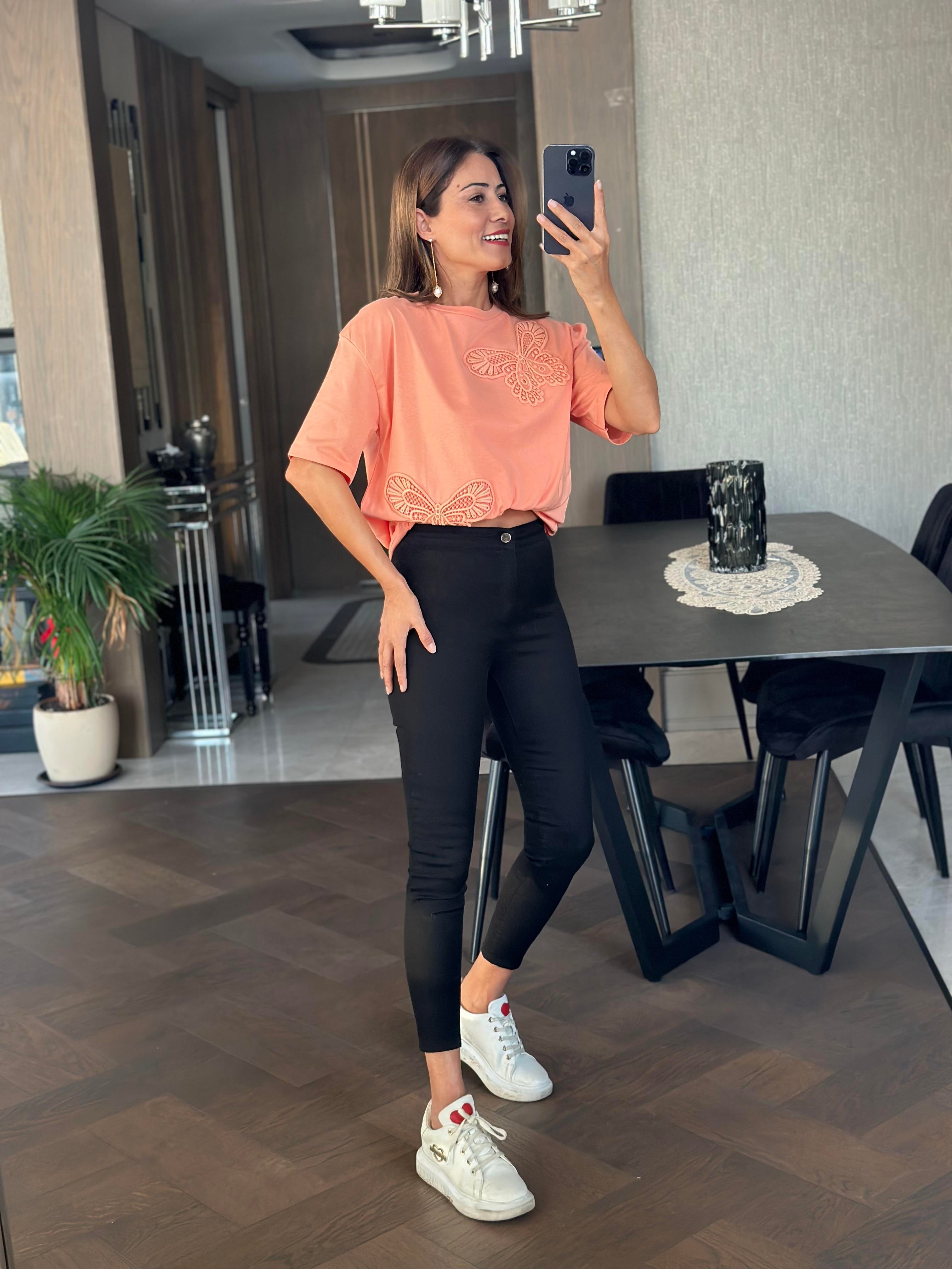 Yavruağzı İki Kelebek Güpür Detay Bisiklet Yaka Kadın T-shirt