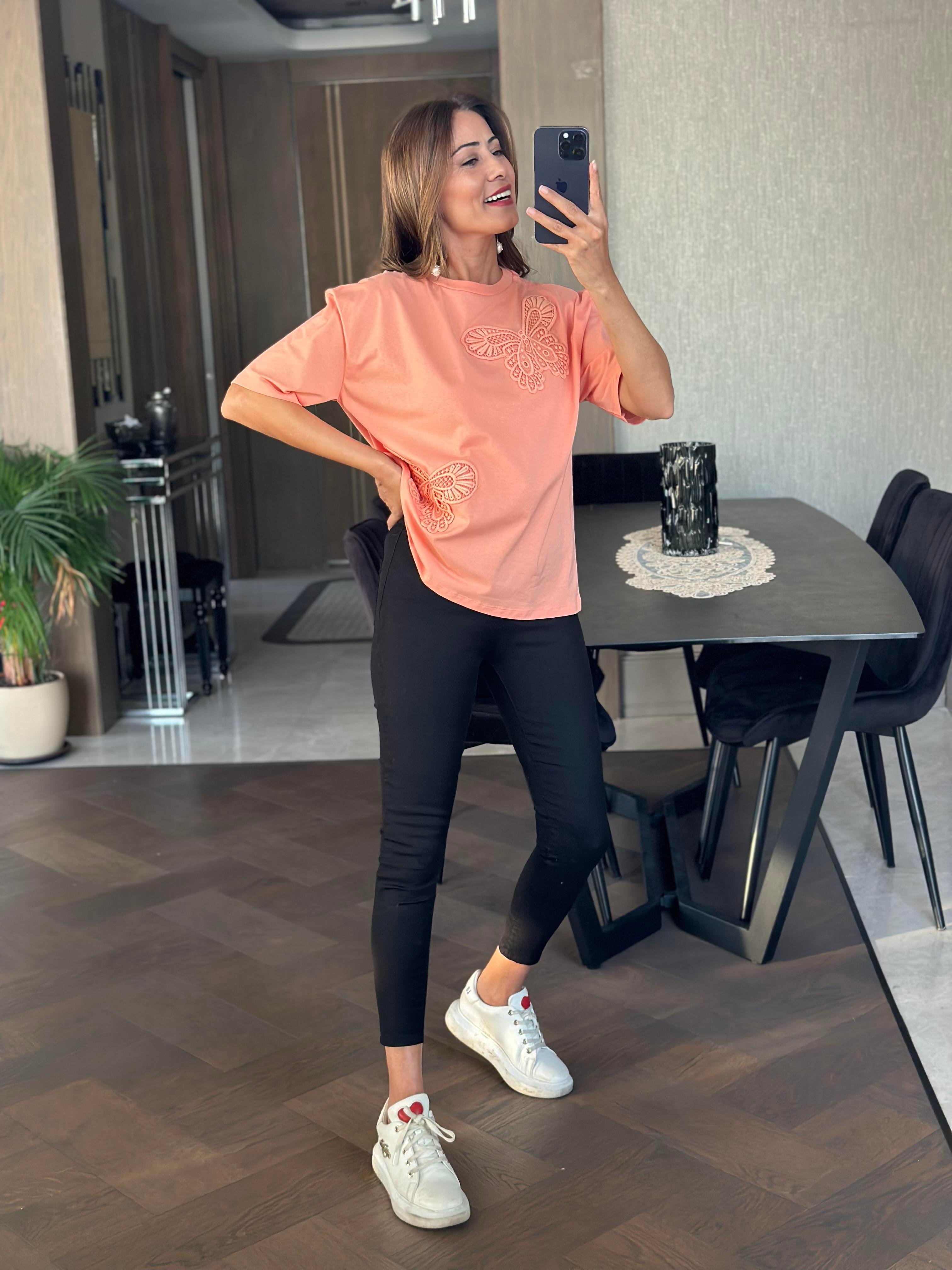 Yavruağzı İki Kelebek Güpür Detay Bisiklet Yaka Kadın T-shirt