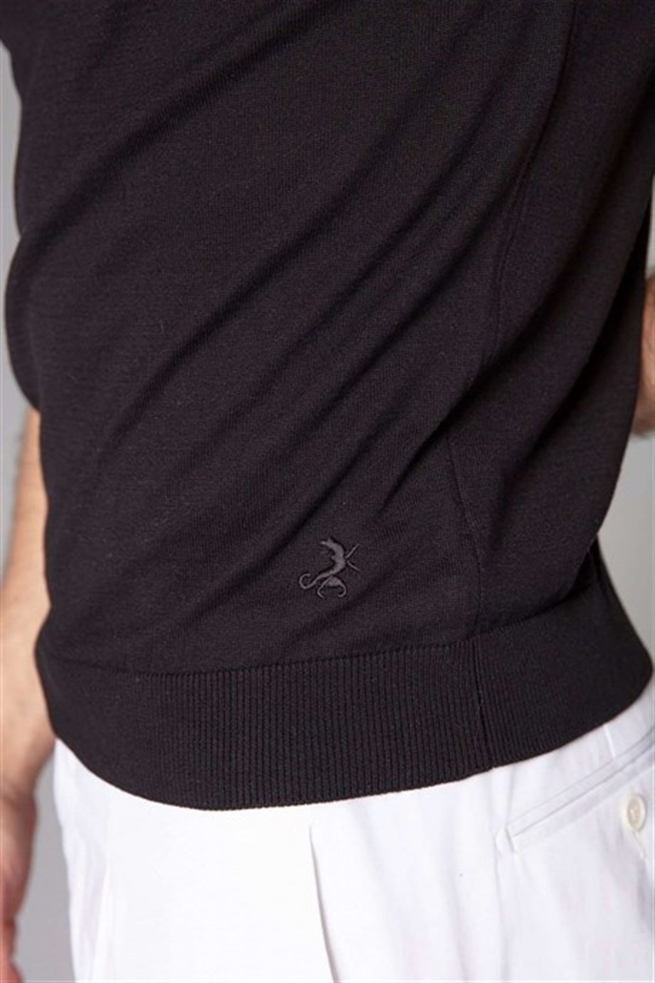 Yüksek Yaka Siyah Renk İpekli Triko