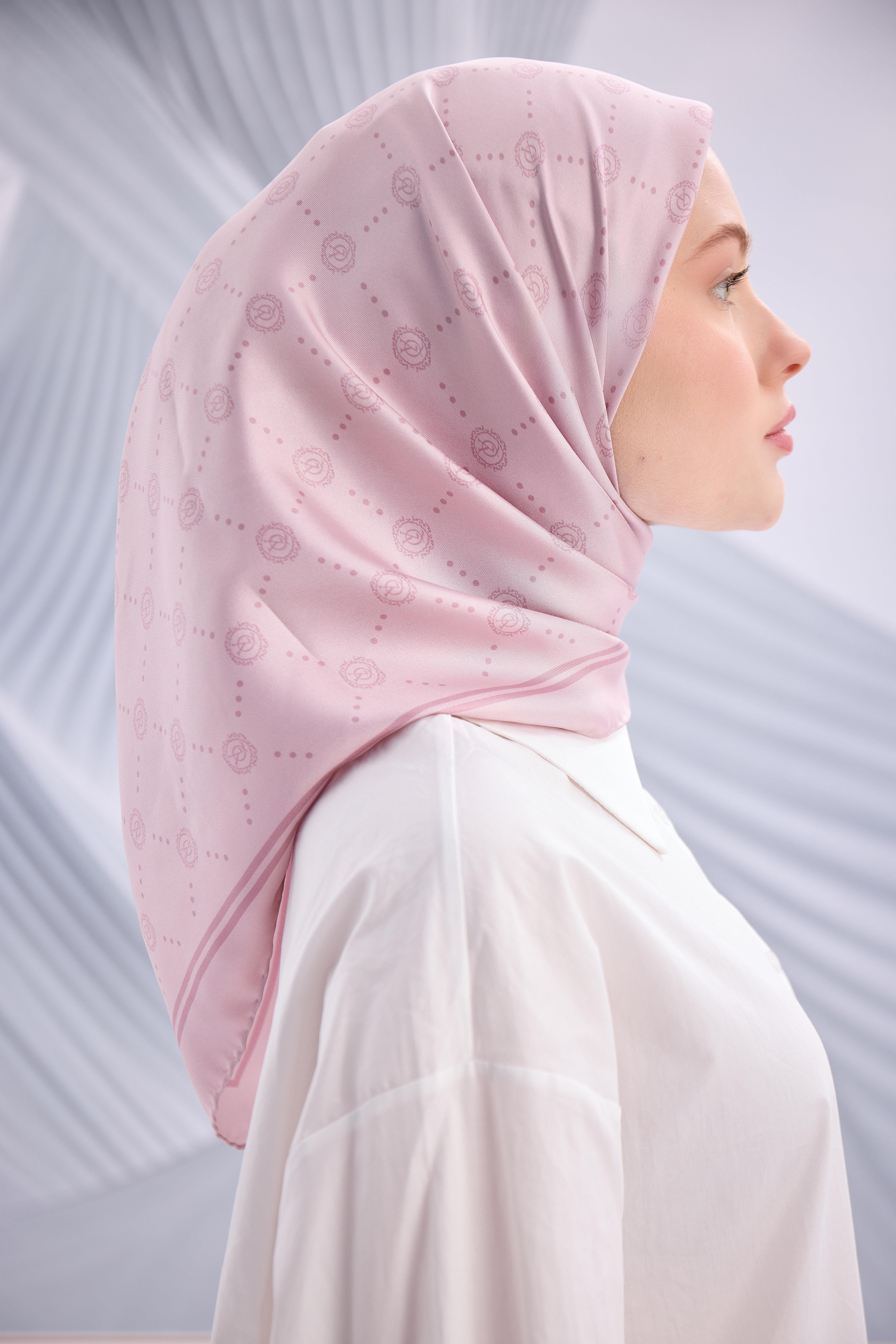 PEMBE TWİLL İPEK MONOGRAM EŞARP-YQ01003