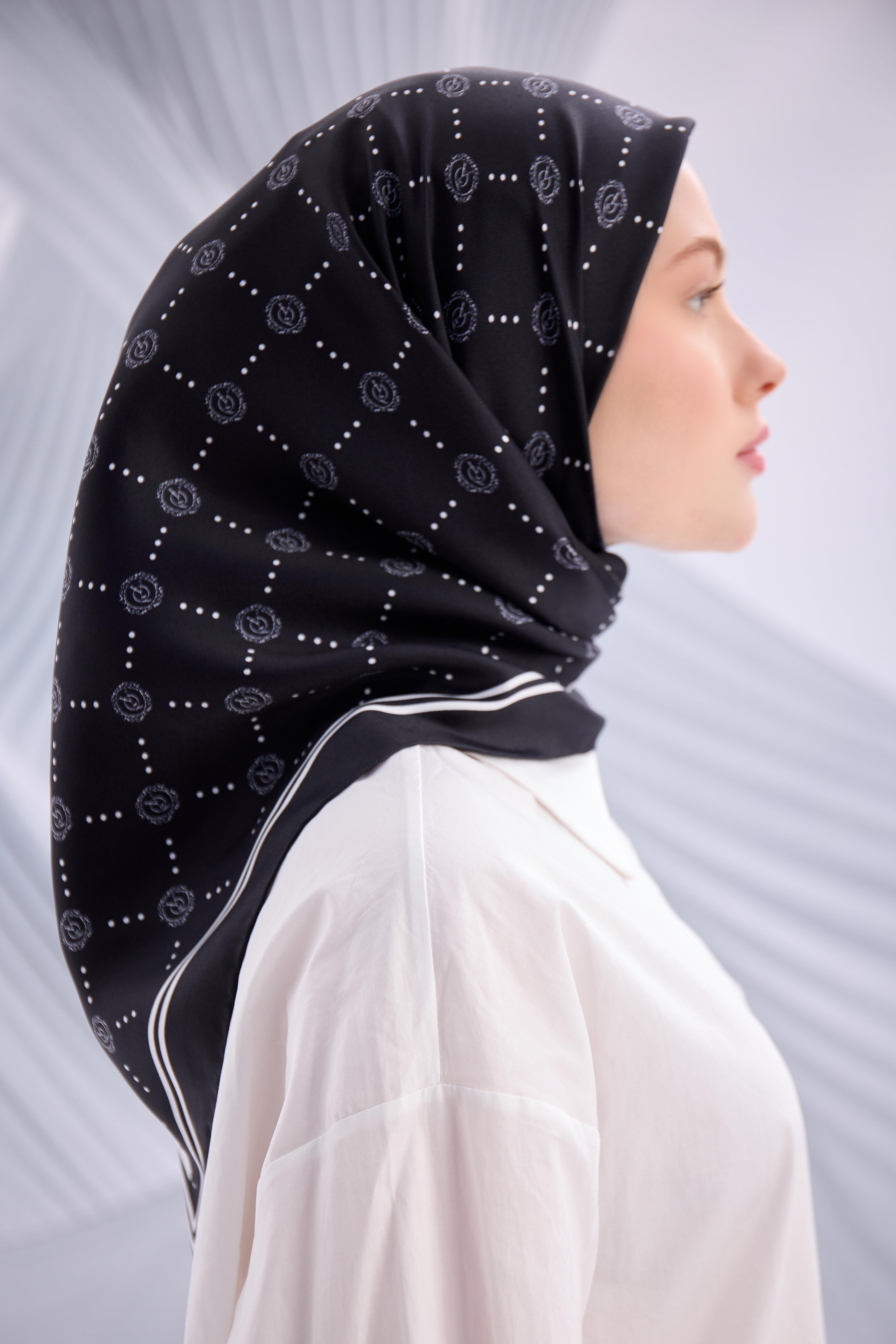 SİYAH TWİLL İPEK MONOGRAM EŞARP-YQ01003