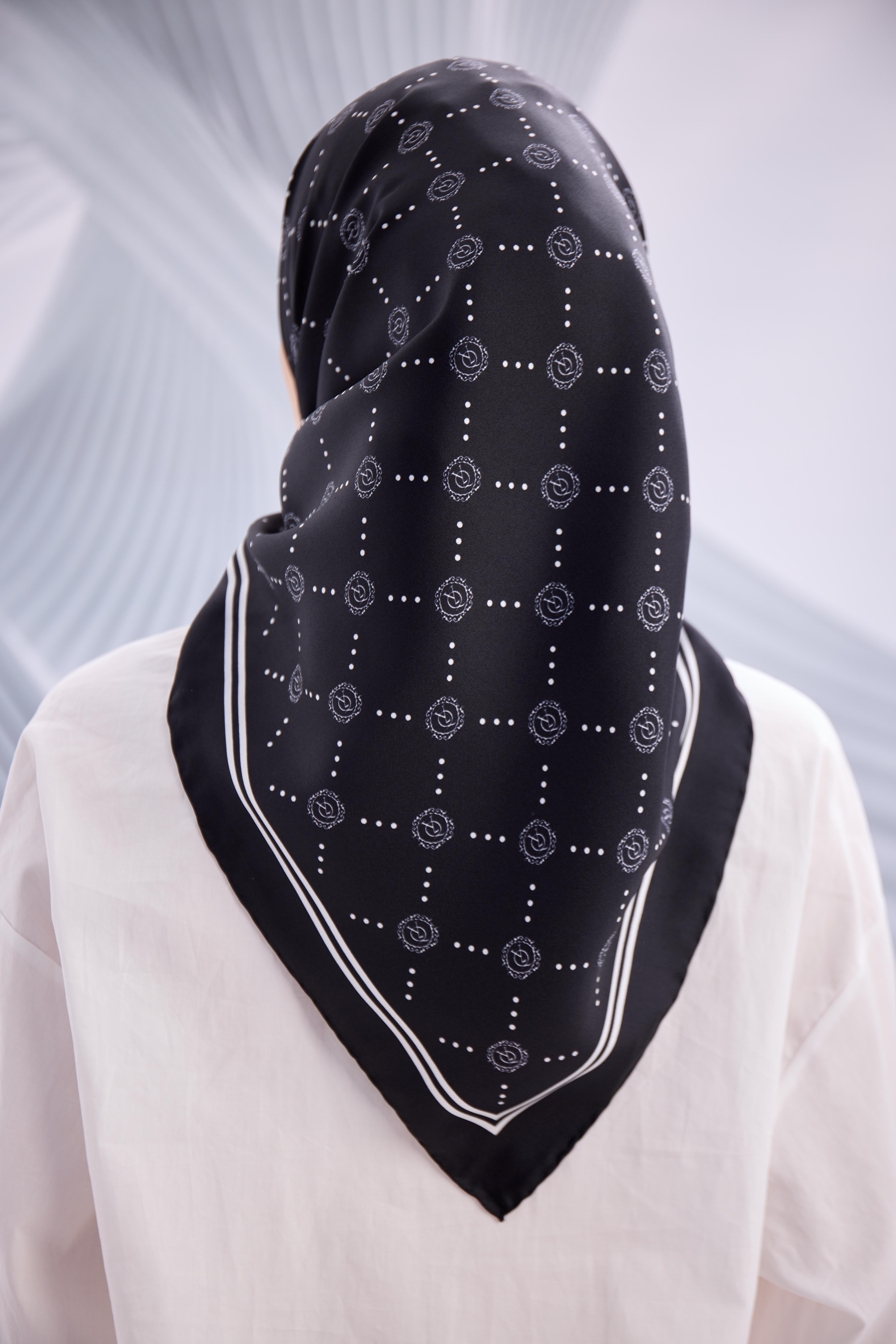 SİYAH TWİLL İPEK MONOGRAM EŞARP-YQ01003