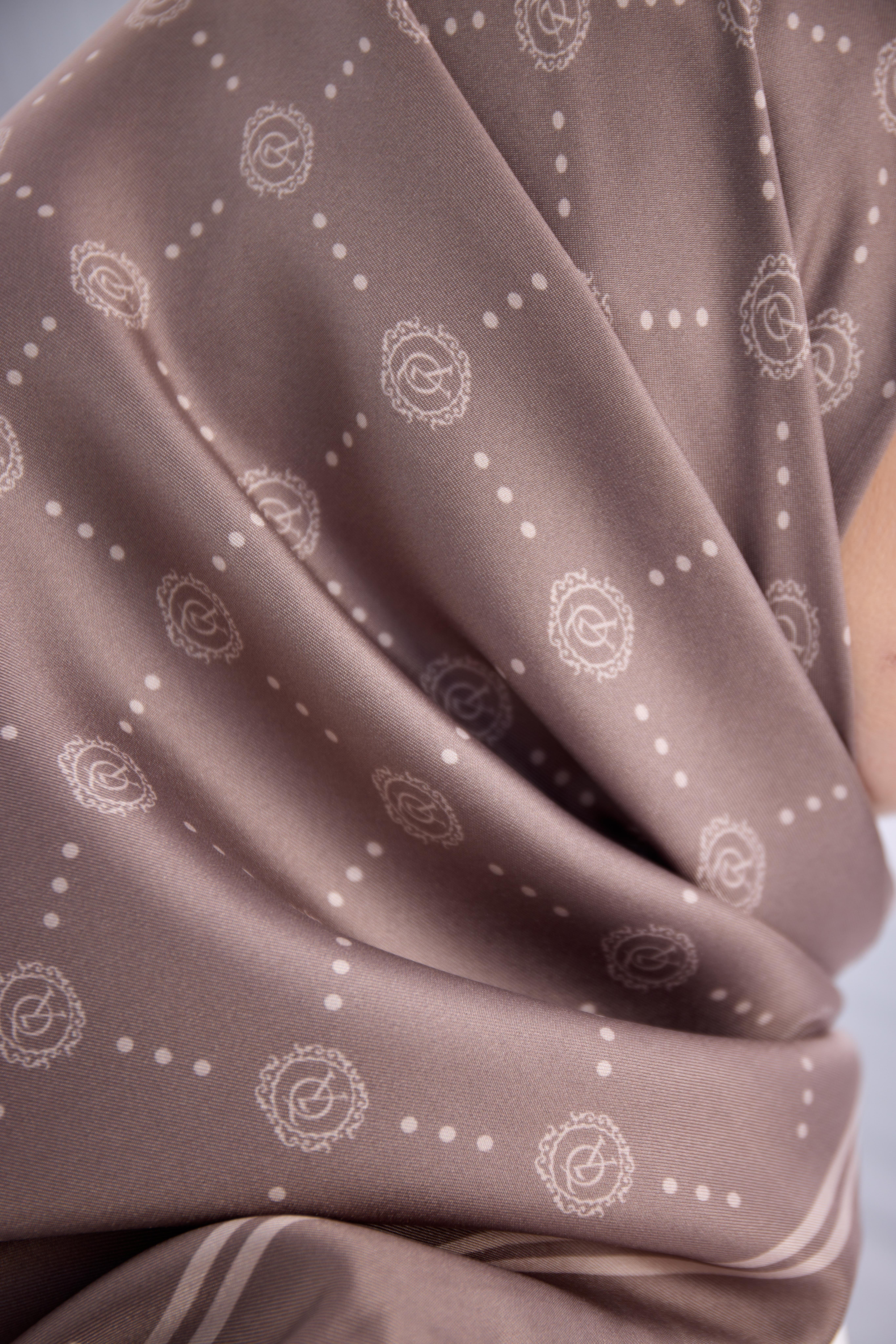 SÜTLÜ KAHVE TWİLL İPEK MONOGRAM EŞARP-YQ01003