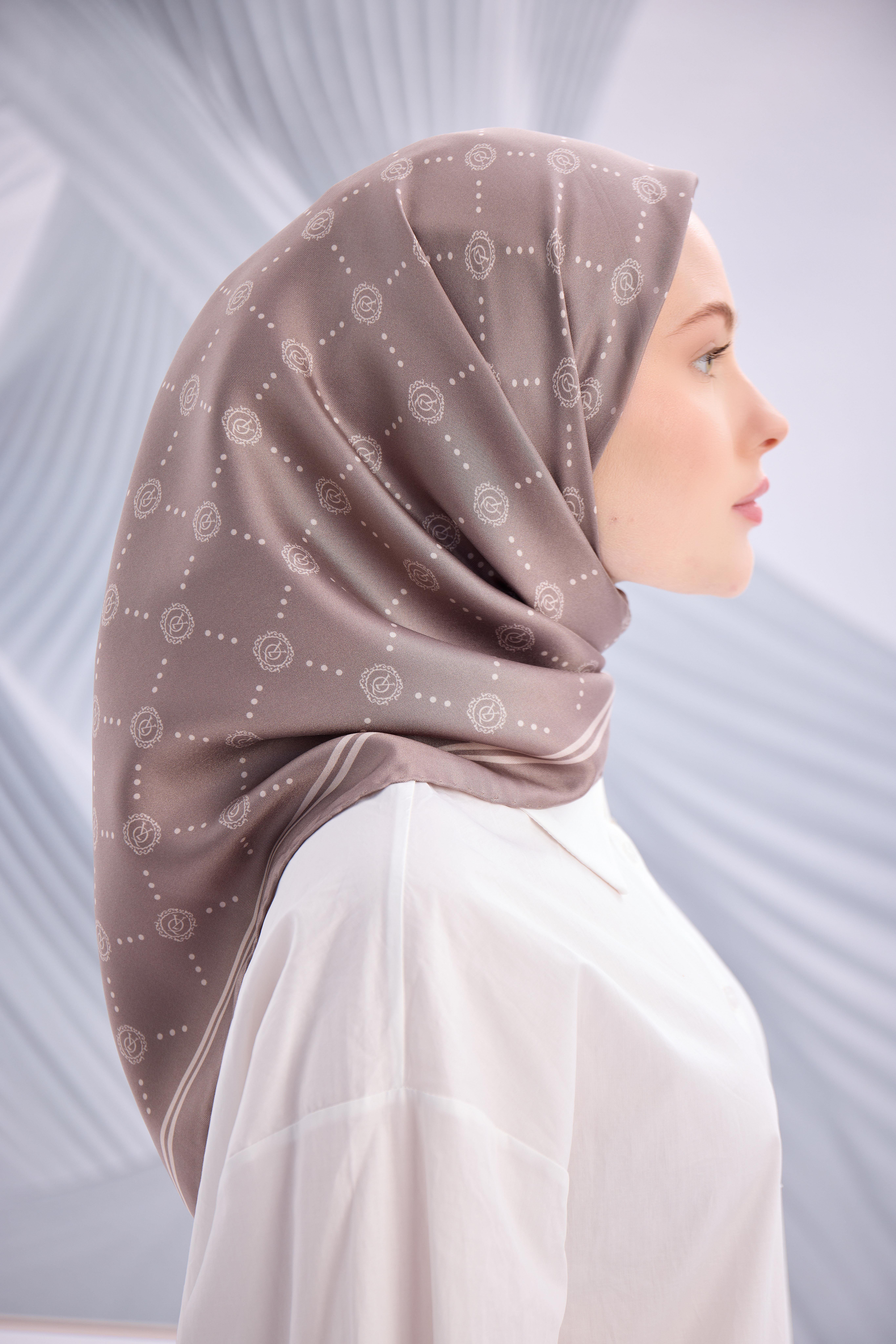 SÜTLÜ KAHVE TWİLL İPEK MONOGRAM EŞARP-YQ01003