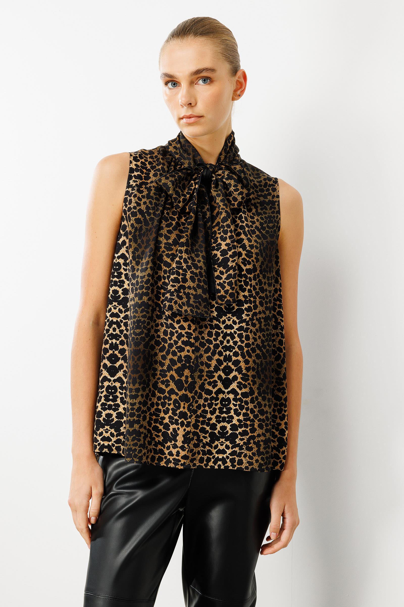 Fiyonklu Kolsuz Bluz