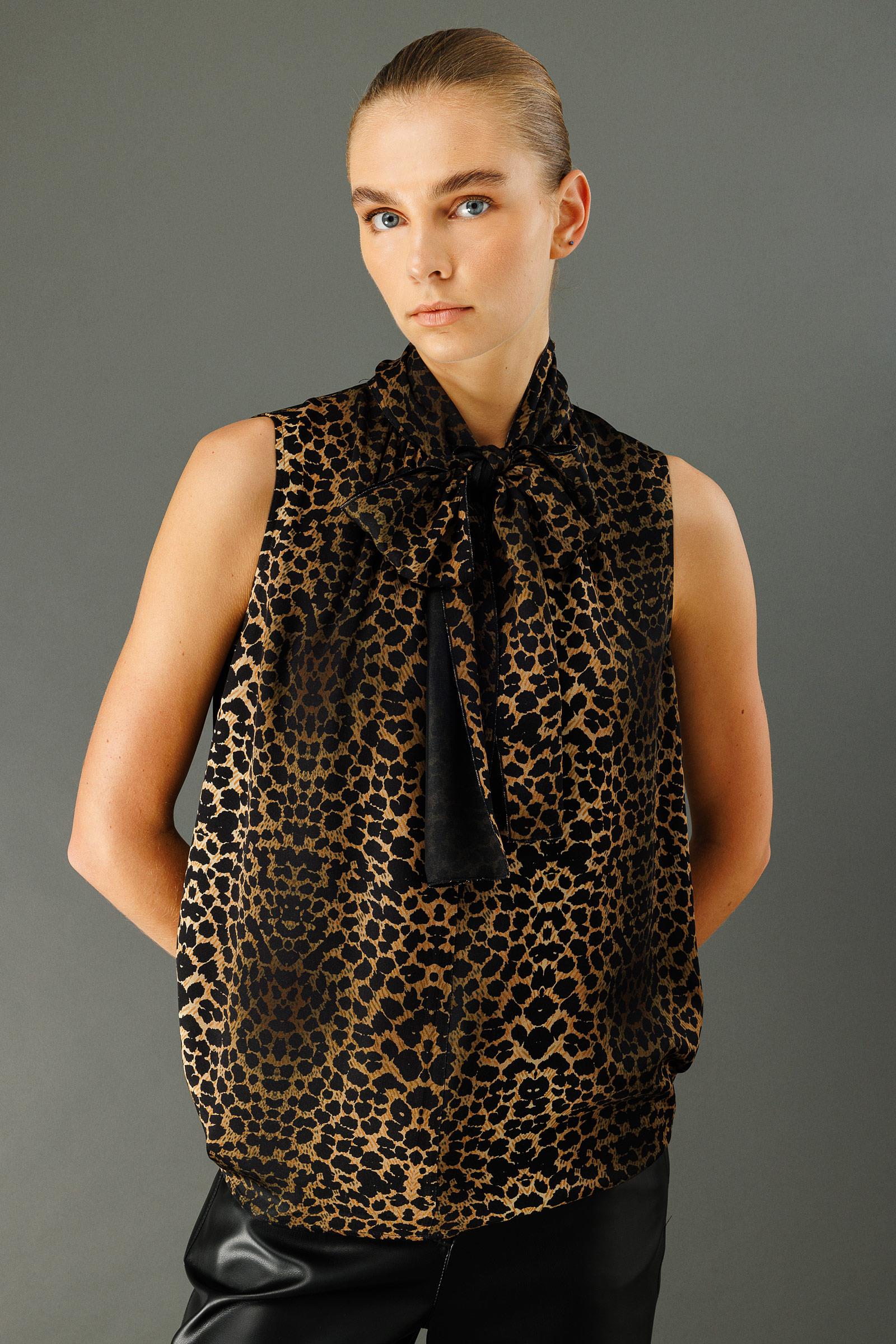 Fiyonklu Kolsuz Bluz