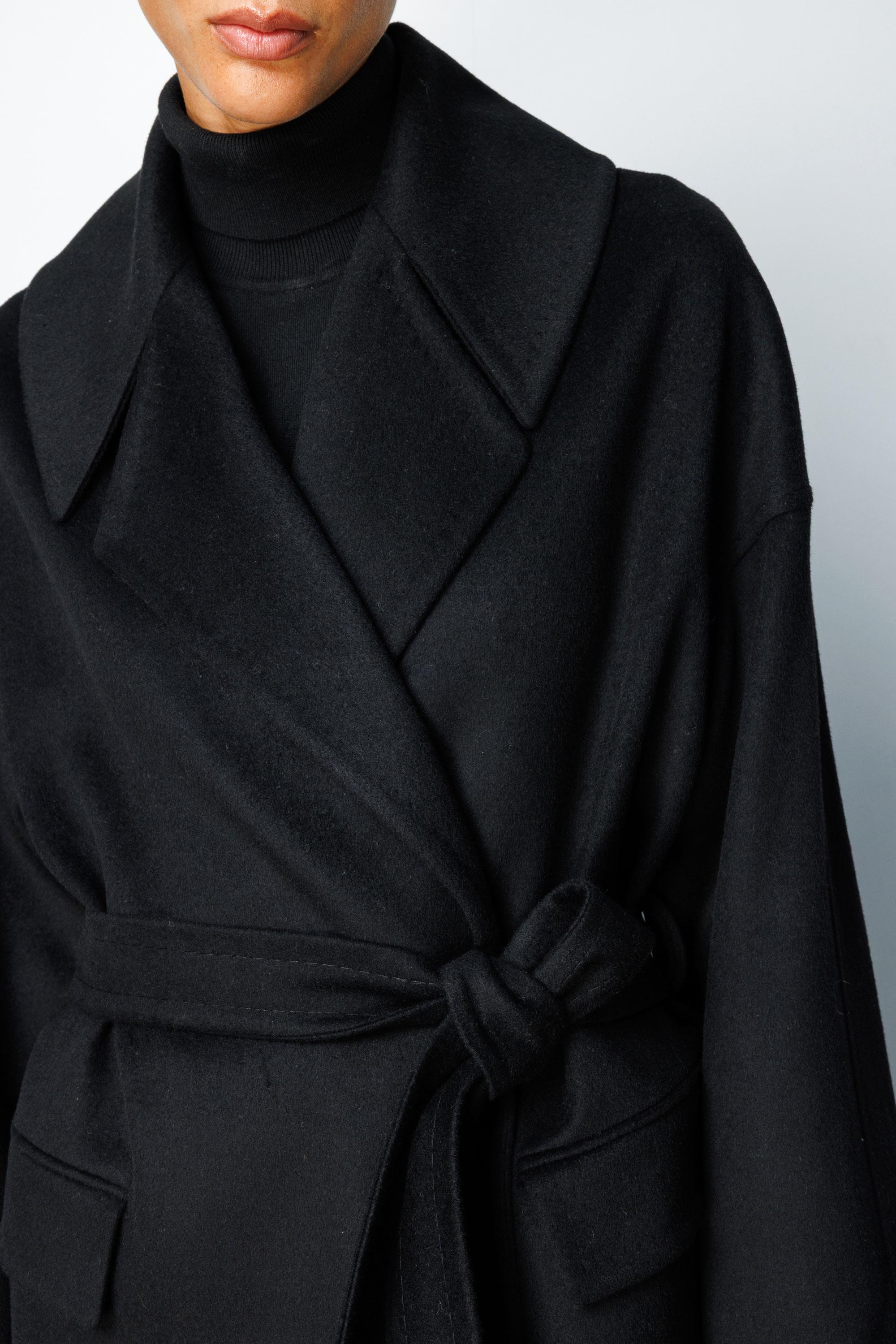 Geniş Yaka Kemerli Manto