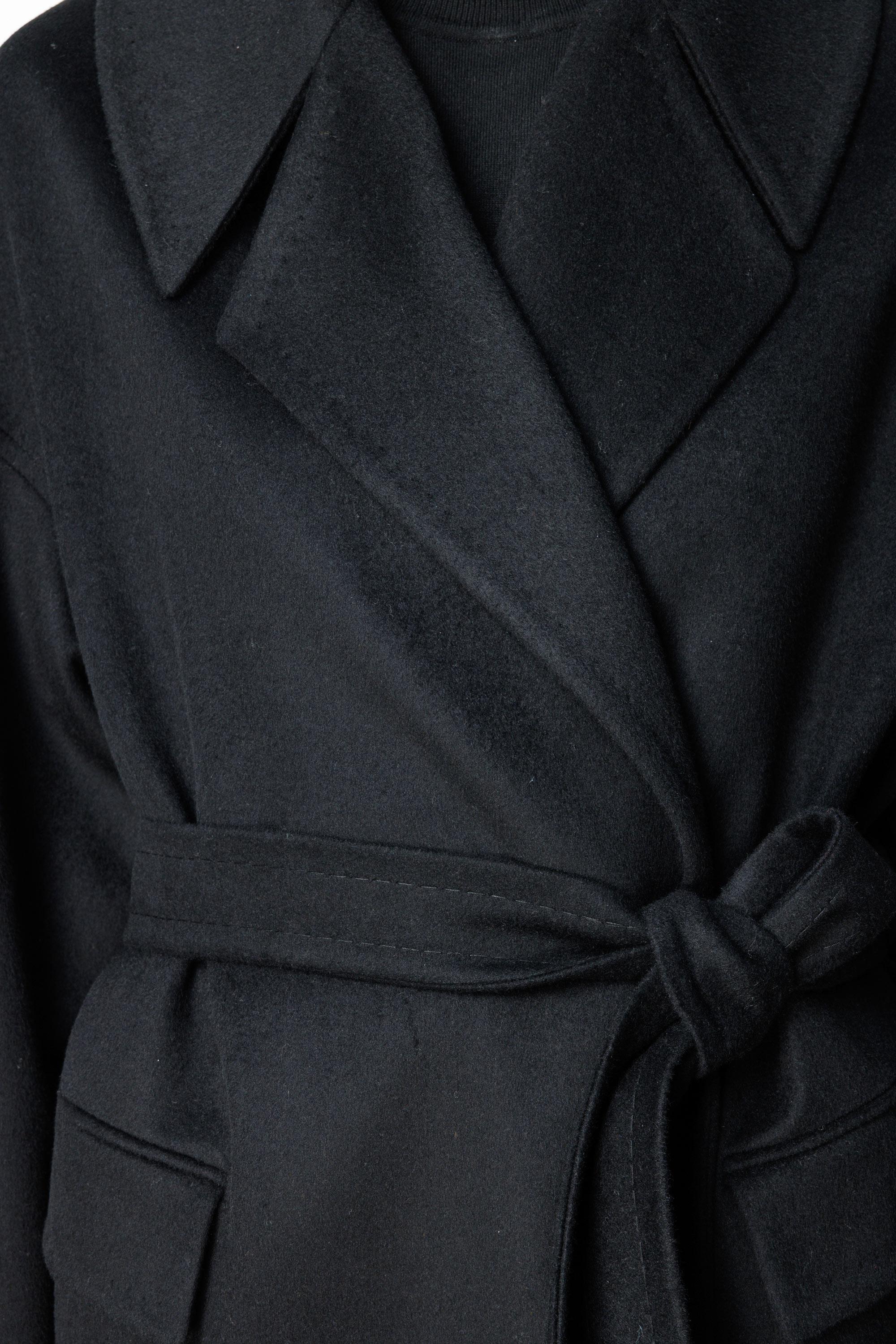 Geniş Yaka Kemerli Manto