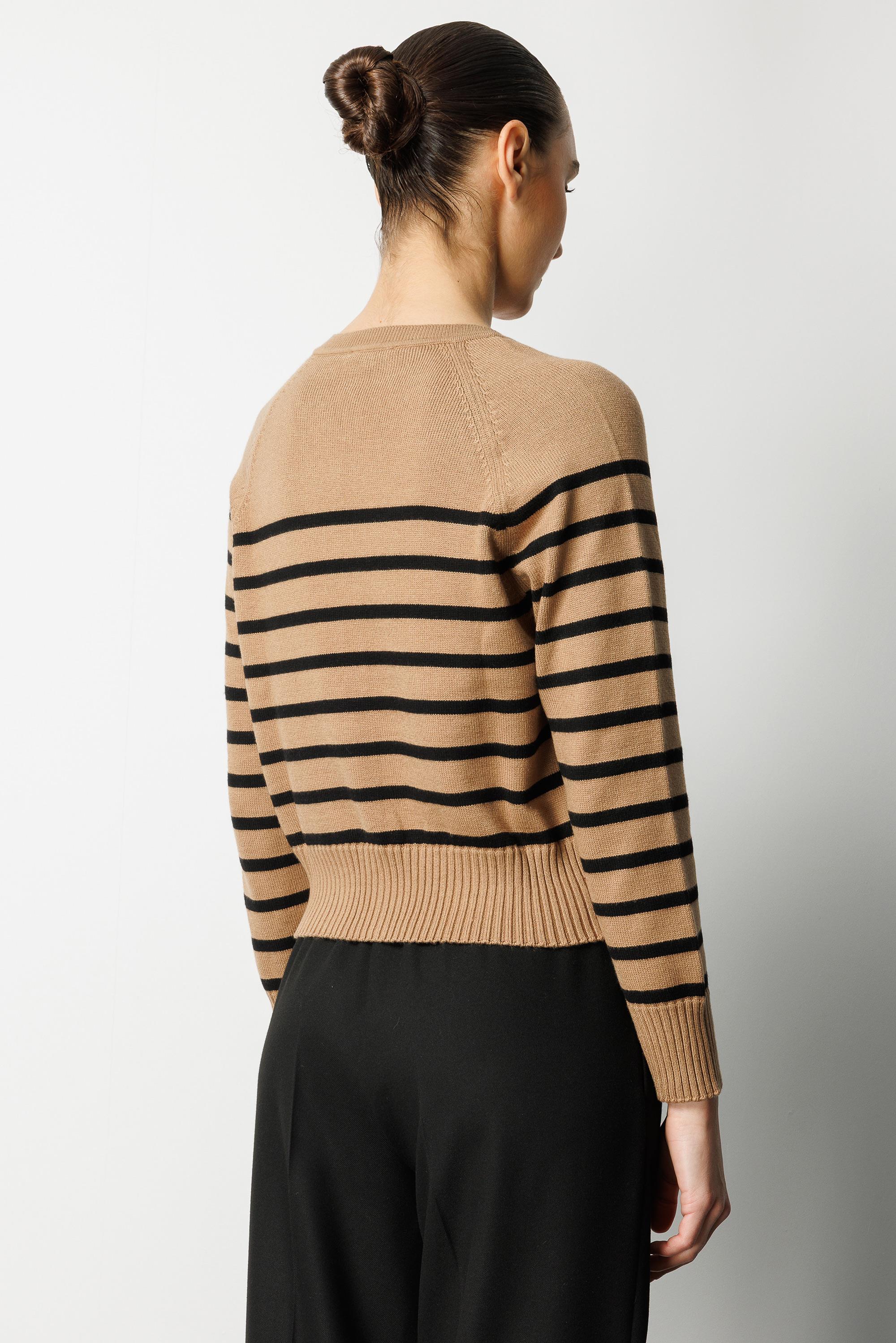 O Yaka Çizgili Hırka