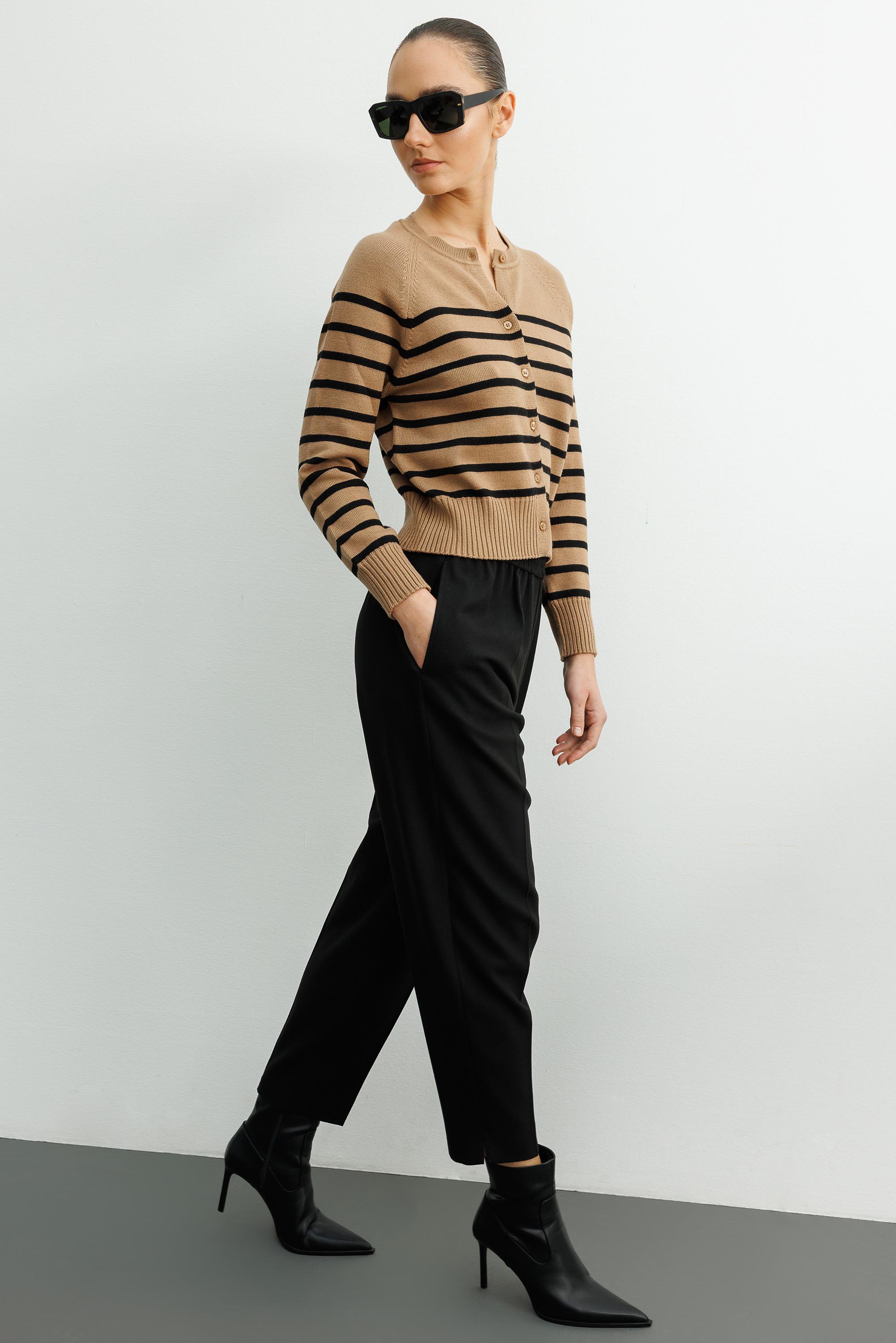 O Yaka Çizgili Hırka