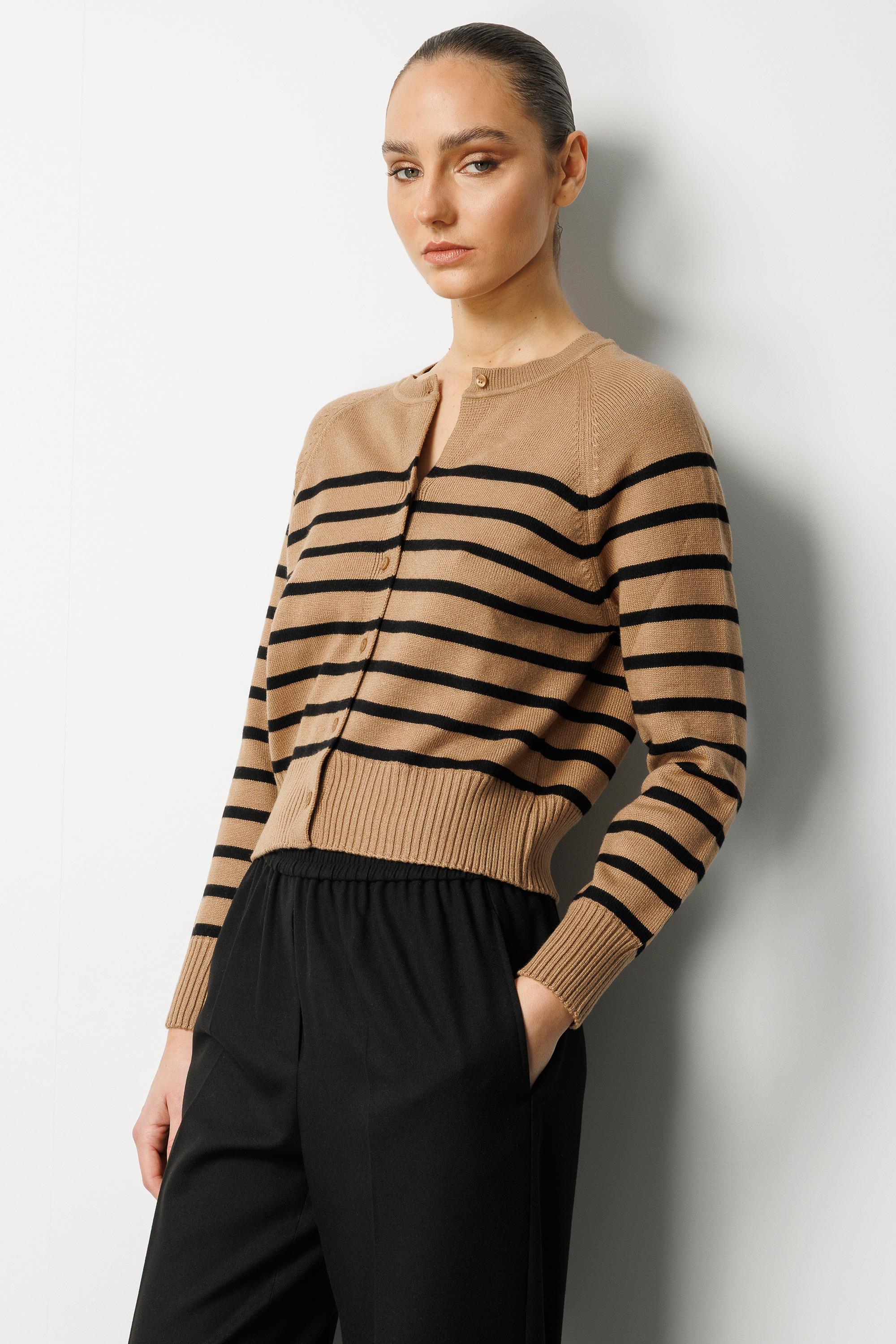 O Yaka Çizgili Hırka