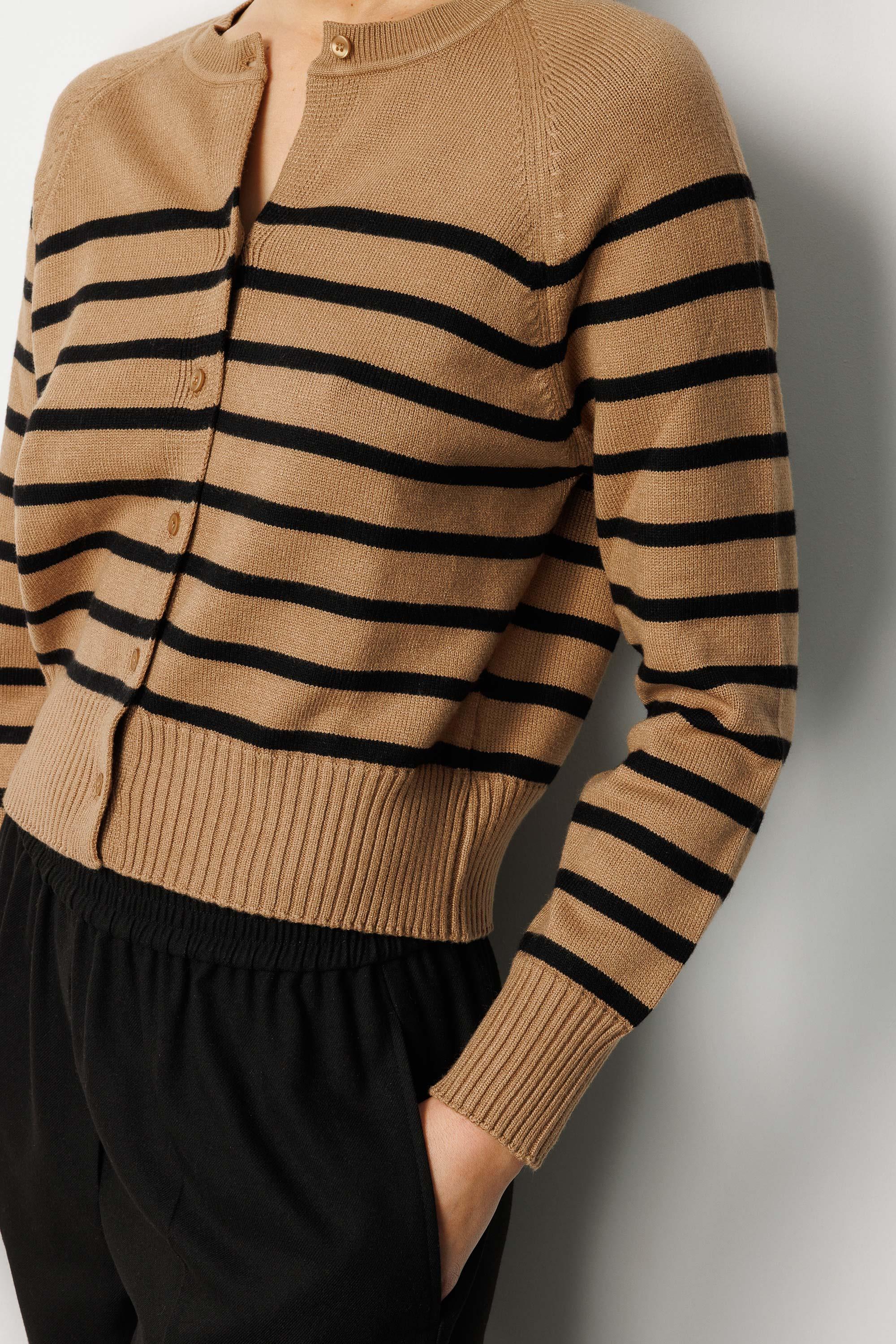 O Yaka Çizgili Hırka