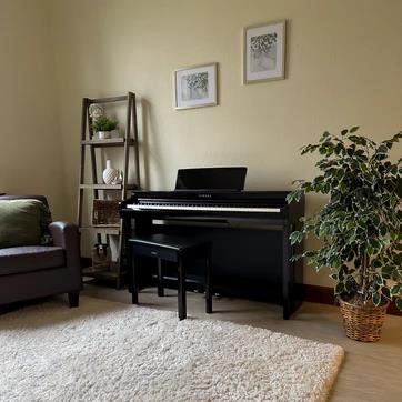 Yamaha Clavinova CLP825PE Dijital Piyano (Parlak Siyah)