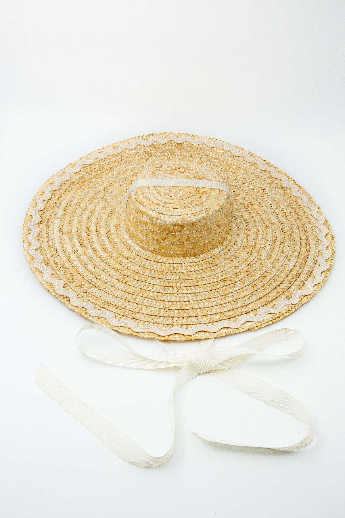 Beyaz Zikzaklı Kurdela Detaylı Hasır Şapka