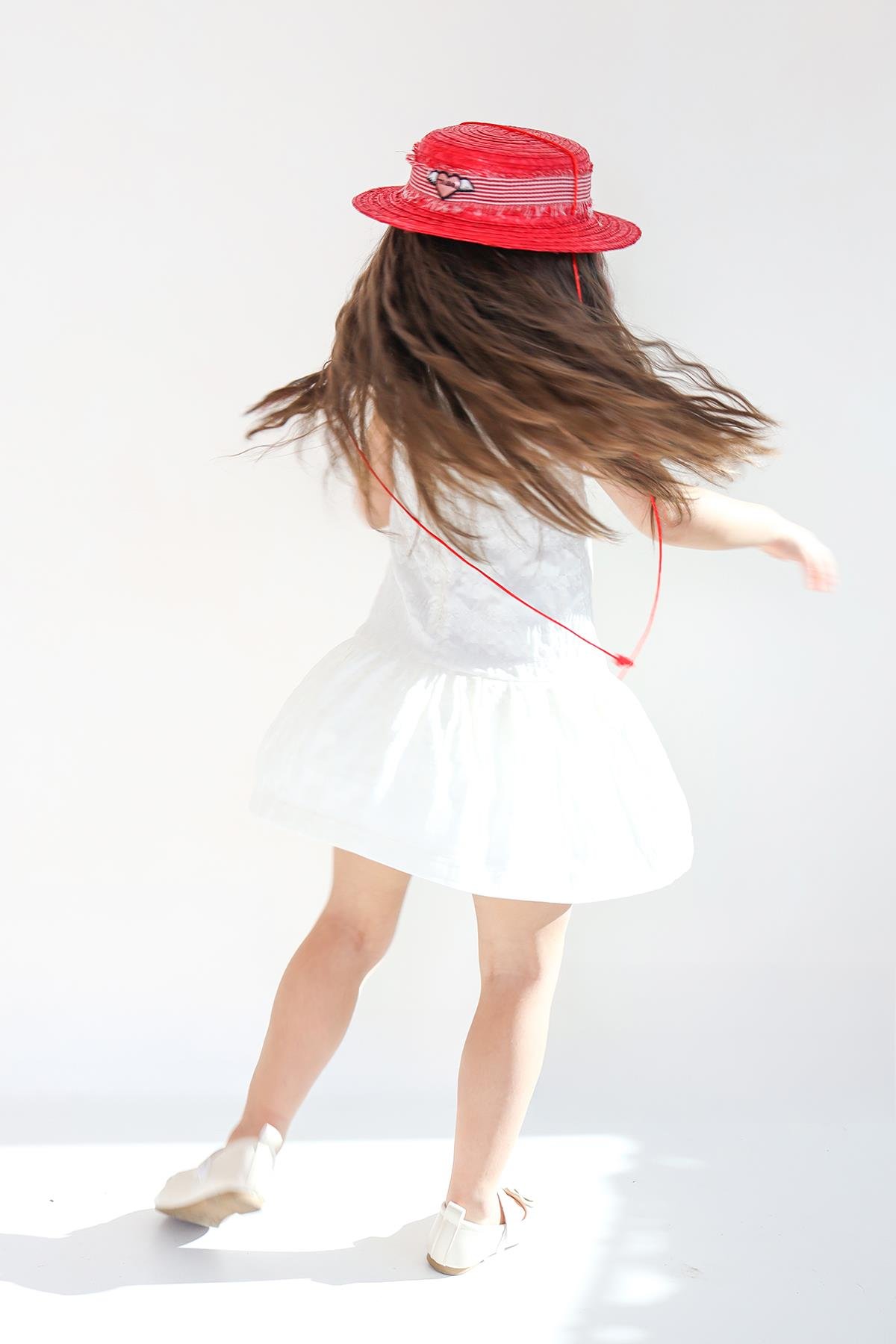 Kırmızı Hasır Şapka 