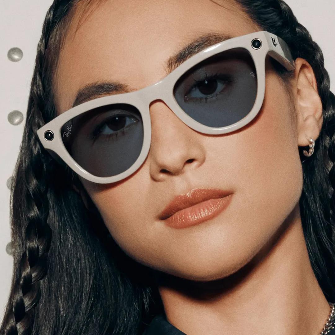 Ray-Ban Meta Skyler Kameralı Yapay Zekalı Akıllı Gözlük Shiny Chalky Gray Clear to Sapphire Transitions 52 Beden