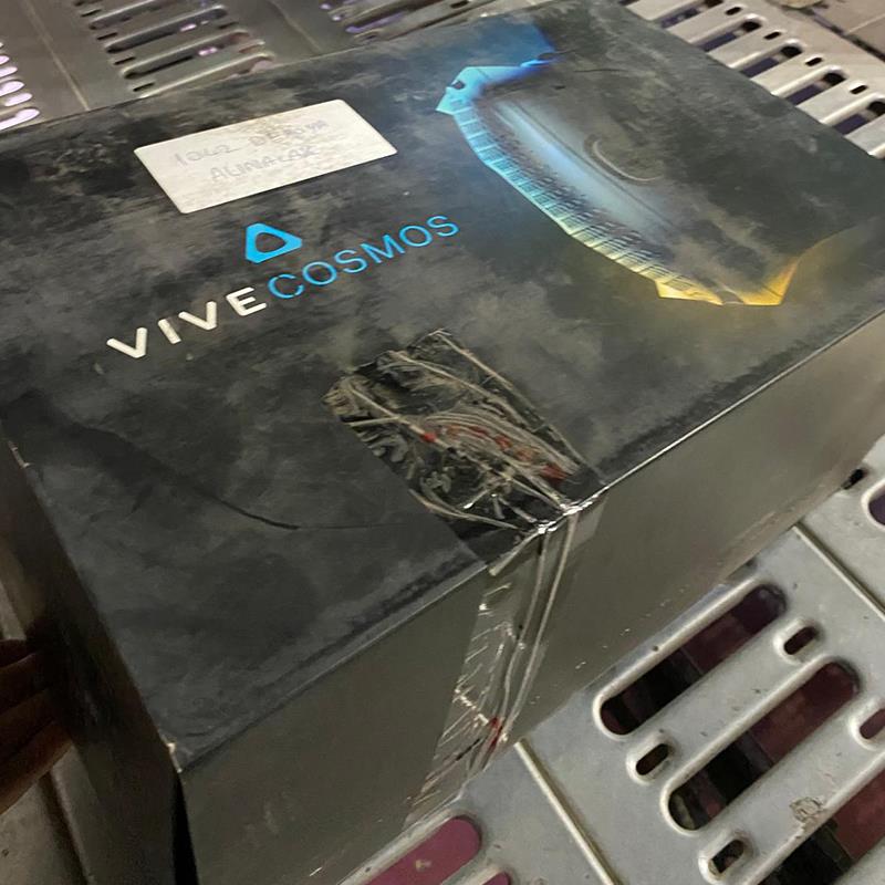 HTC Vive Cosmos PC VR Başlığı ve Kumandalar İkinci El Temiz Teşhir Faturalı Garantili