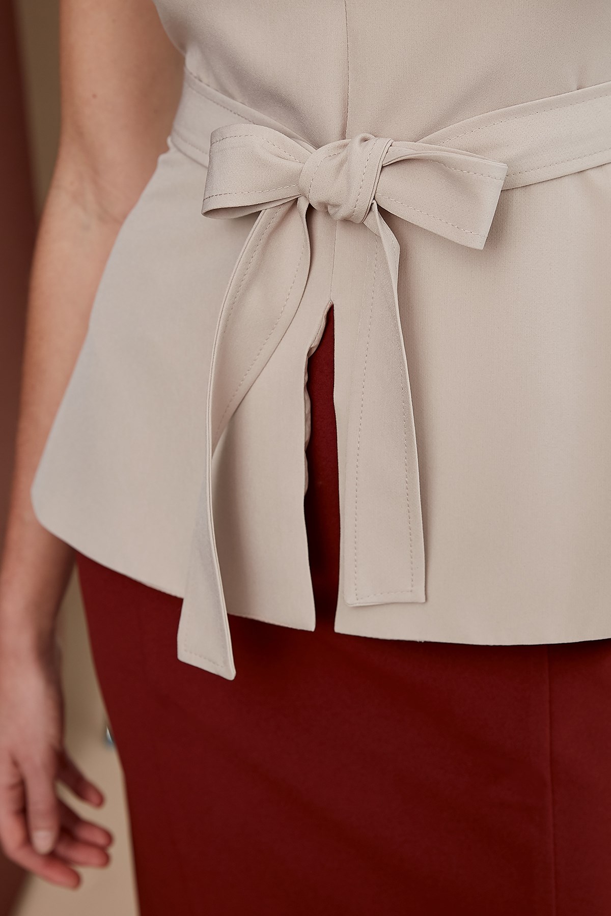 Bluz Sıfır Yaka, Ön V Dekolte, Etek Altı Evaze Kuşaklı, Kolsuz