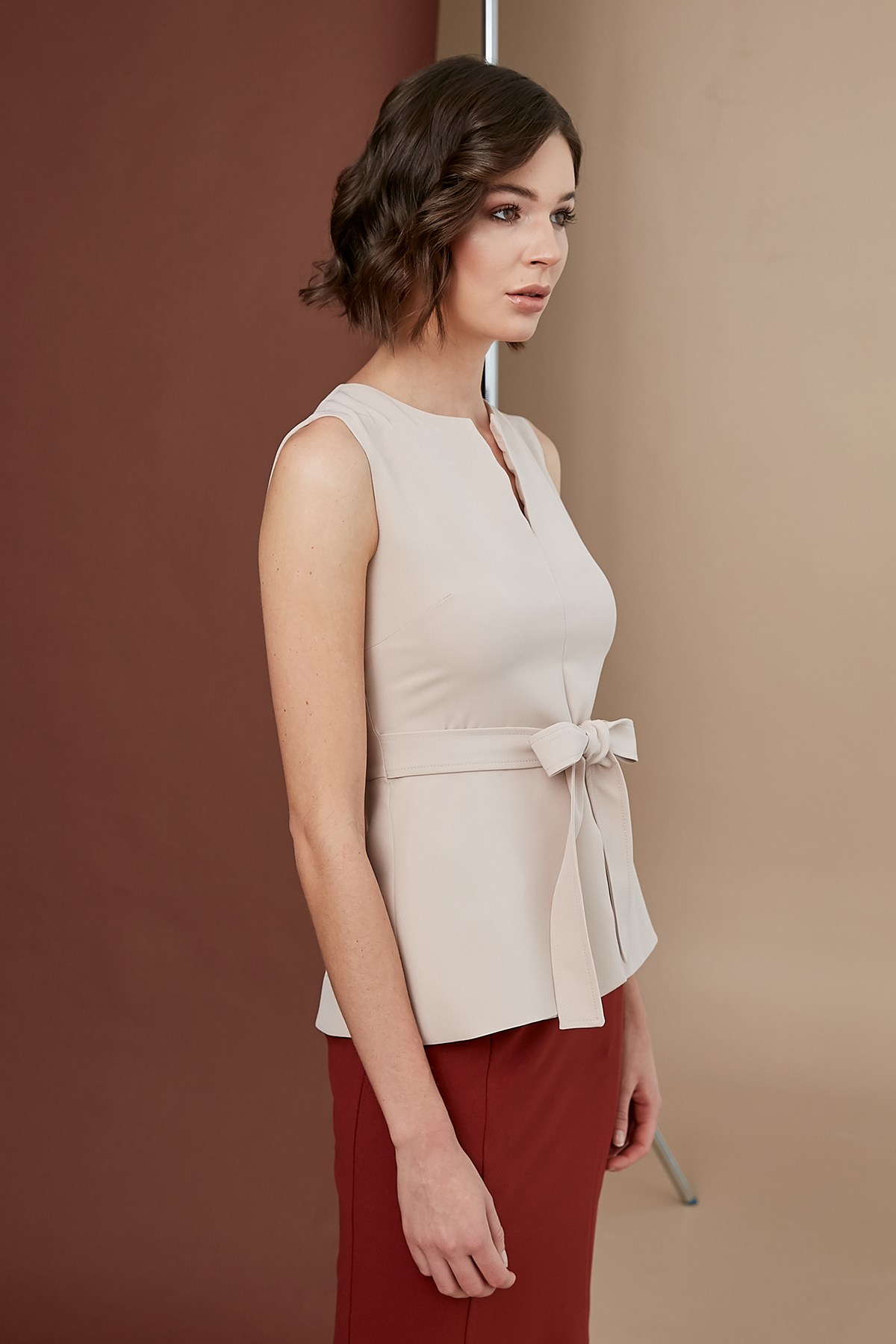 Bluz Sıfır Yaka, Ön V Dekolte, Etek Altı Evaze Kuşaklı, Kolsuz