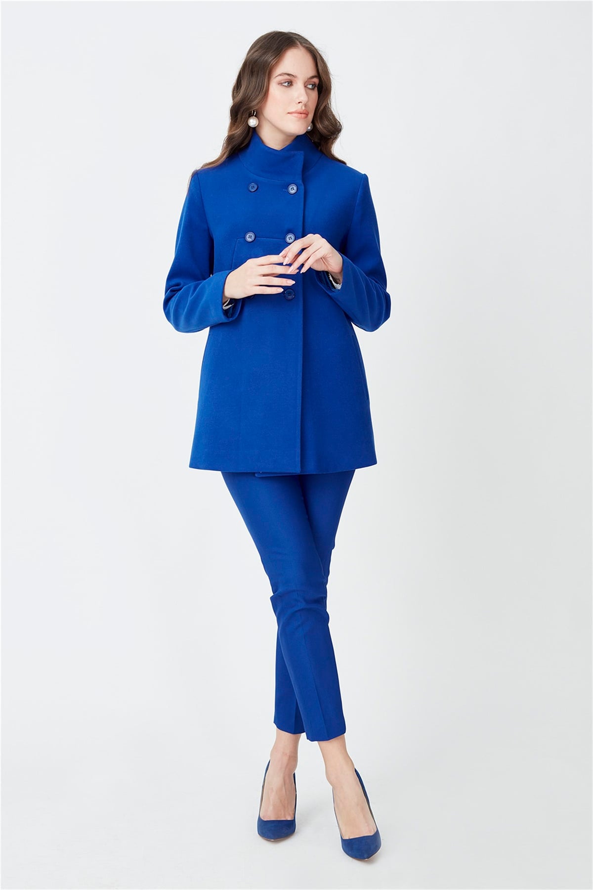 KABAN DİK YAKA ,ÖN VE ARKA BEDEN YATAY KESİTLİ,KRUVAZE KISA SAKS