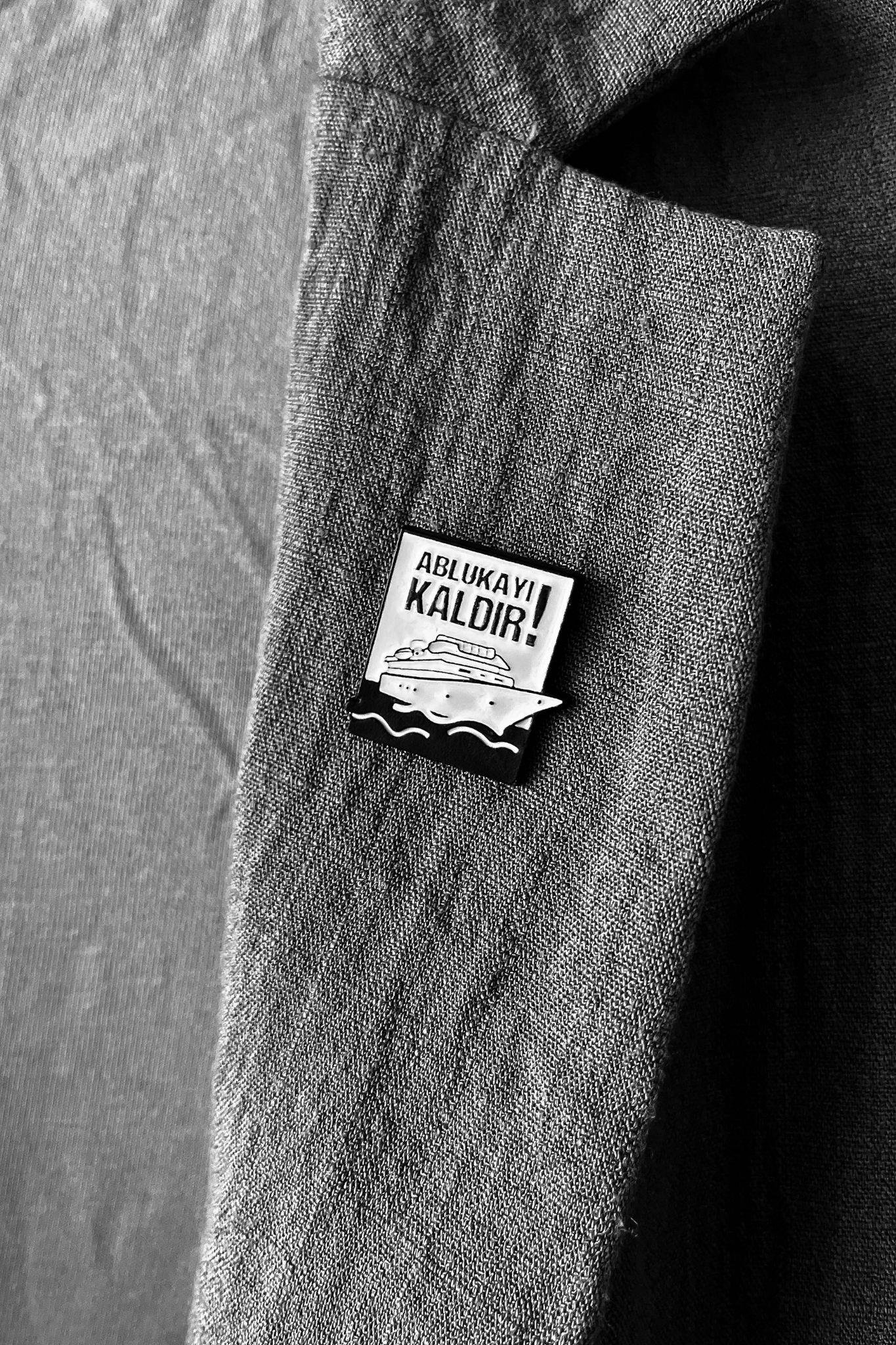 ABLUKAYI KALDIR ROZET/BROŞ