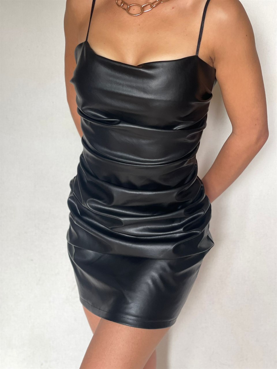 Askılı Drapeli Tasarım Deri Elbise