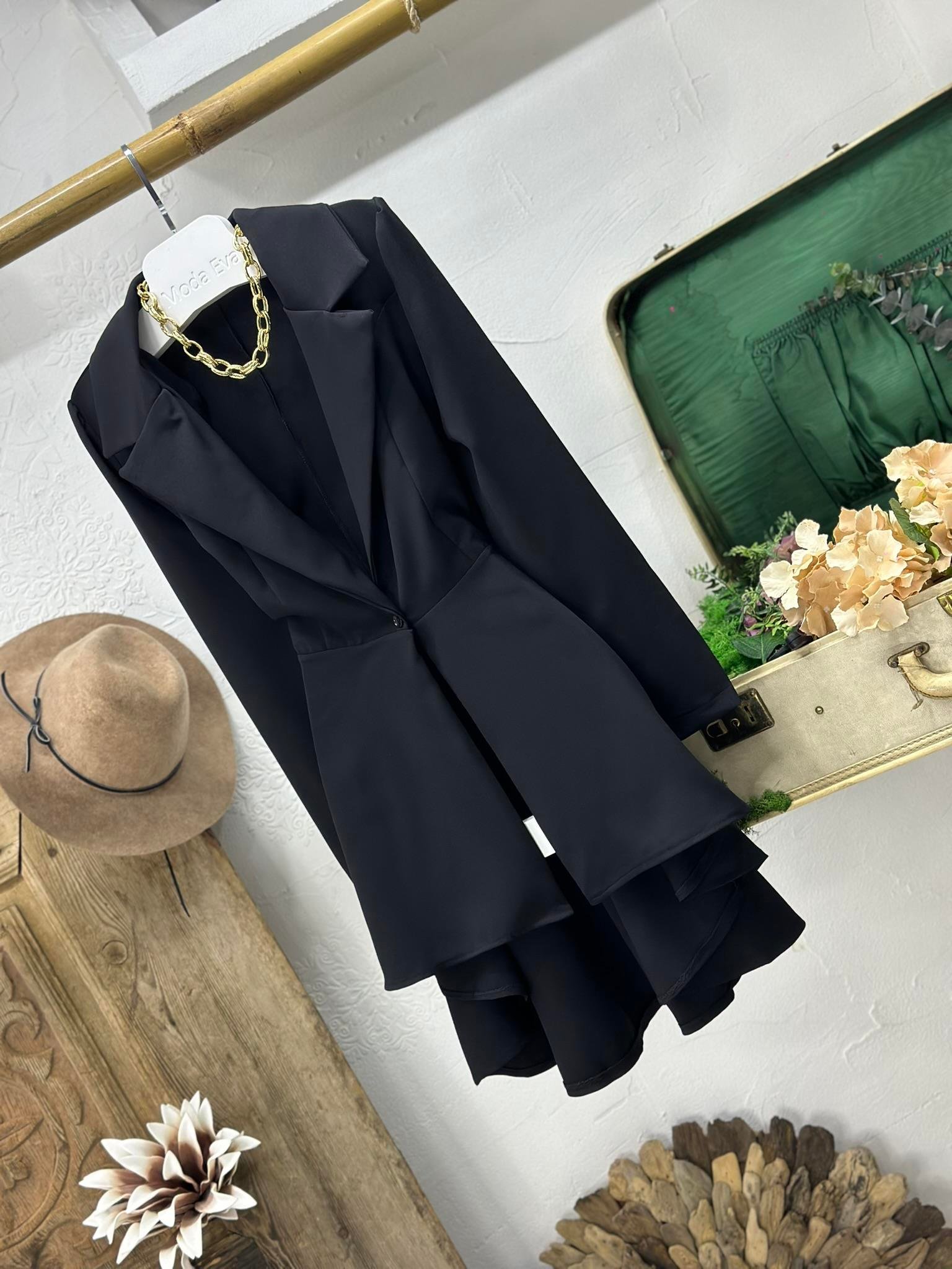 Atlas Kumaş Asimetrik Kesim Tek Düğme Tasarım Ceket