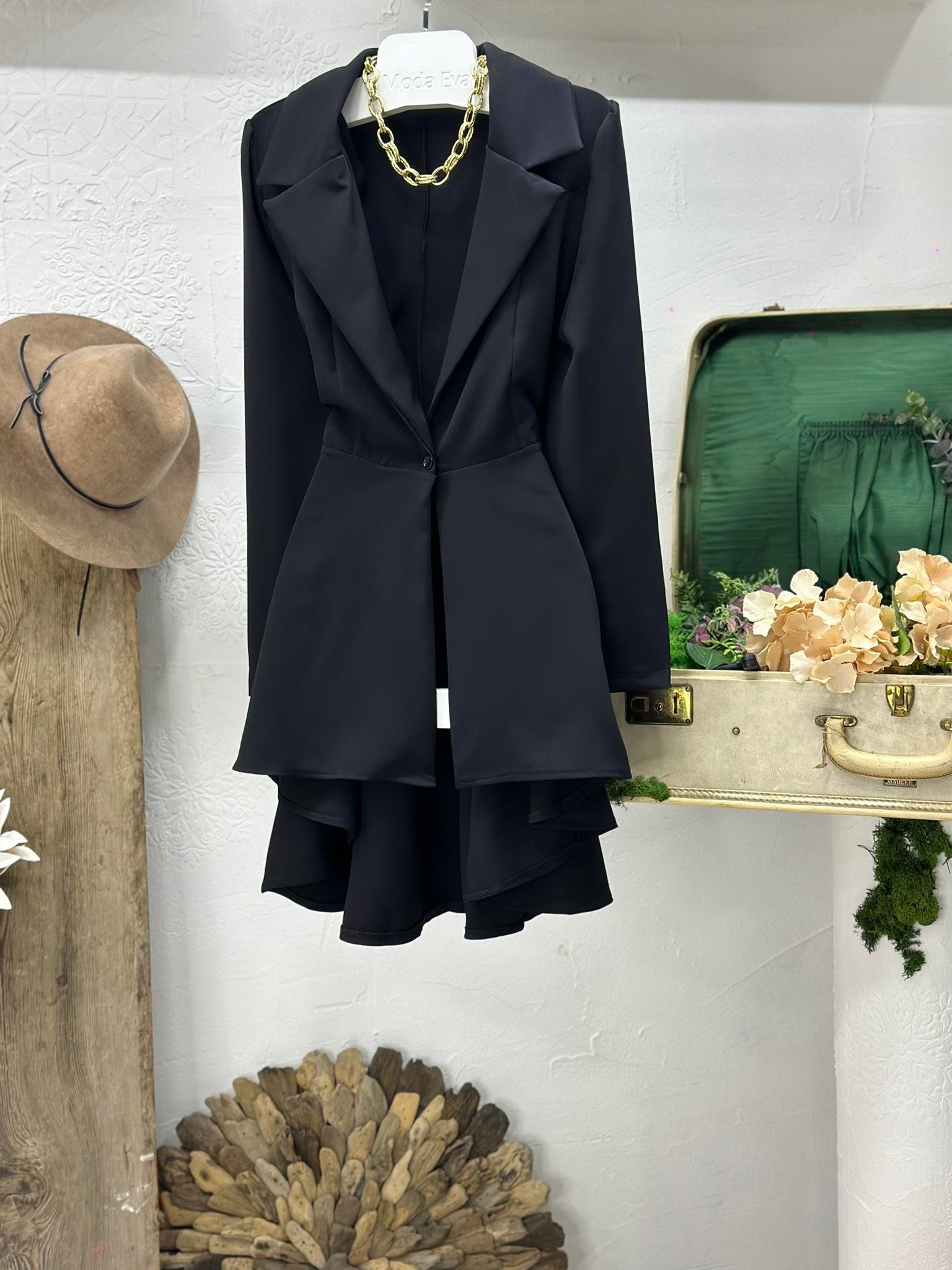 Atlas Kumaş Asimetrik Kesim Tek Düğme Tasarım Ceket