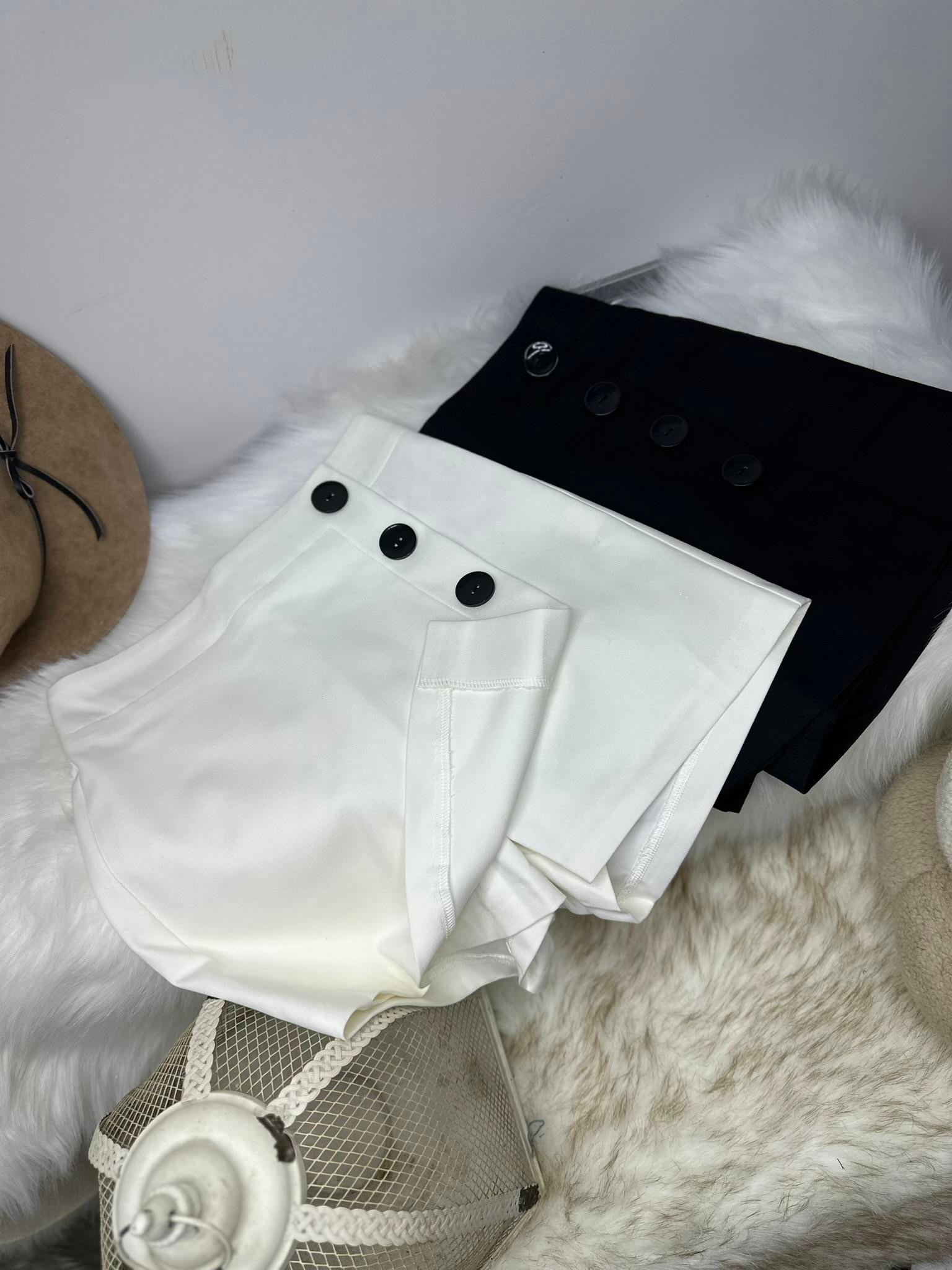 Atlas Kumaş Düğme Detay Şort Etek 