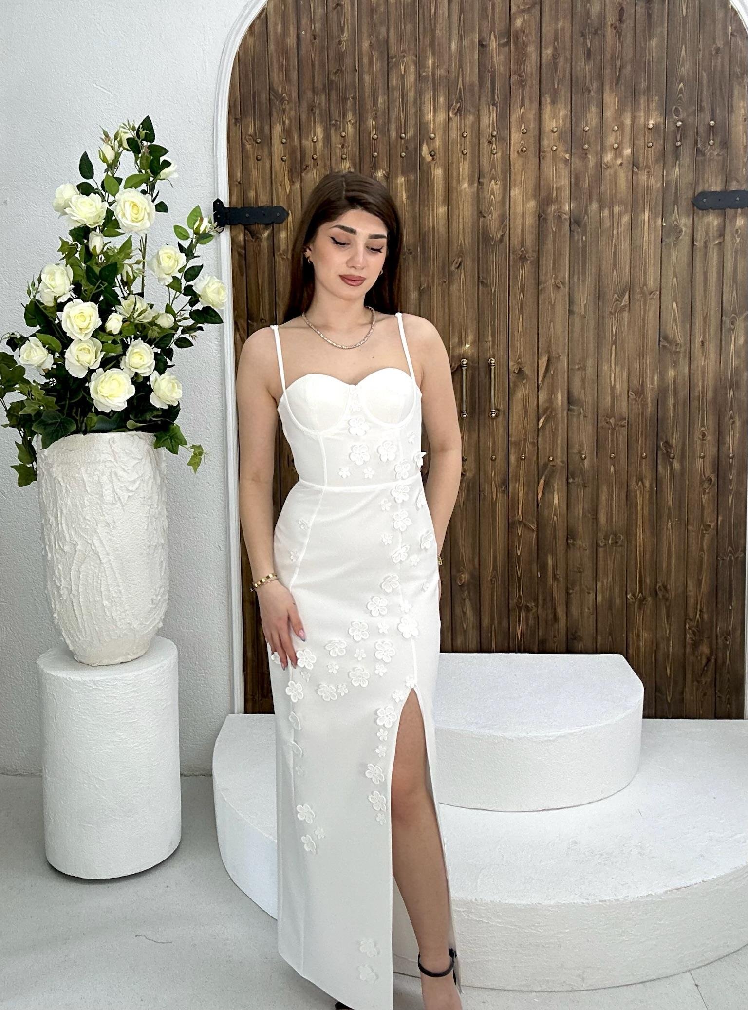 Atlas Kumaş Gloplu Çiçek Detay Uzun Tasarım Elbise Beyaz