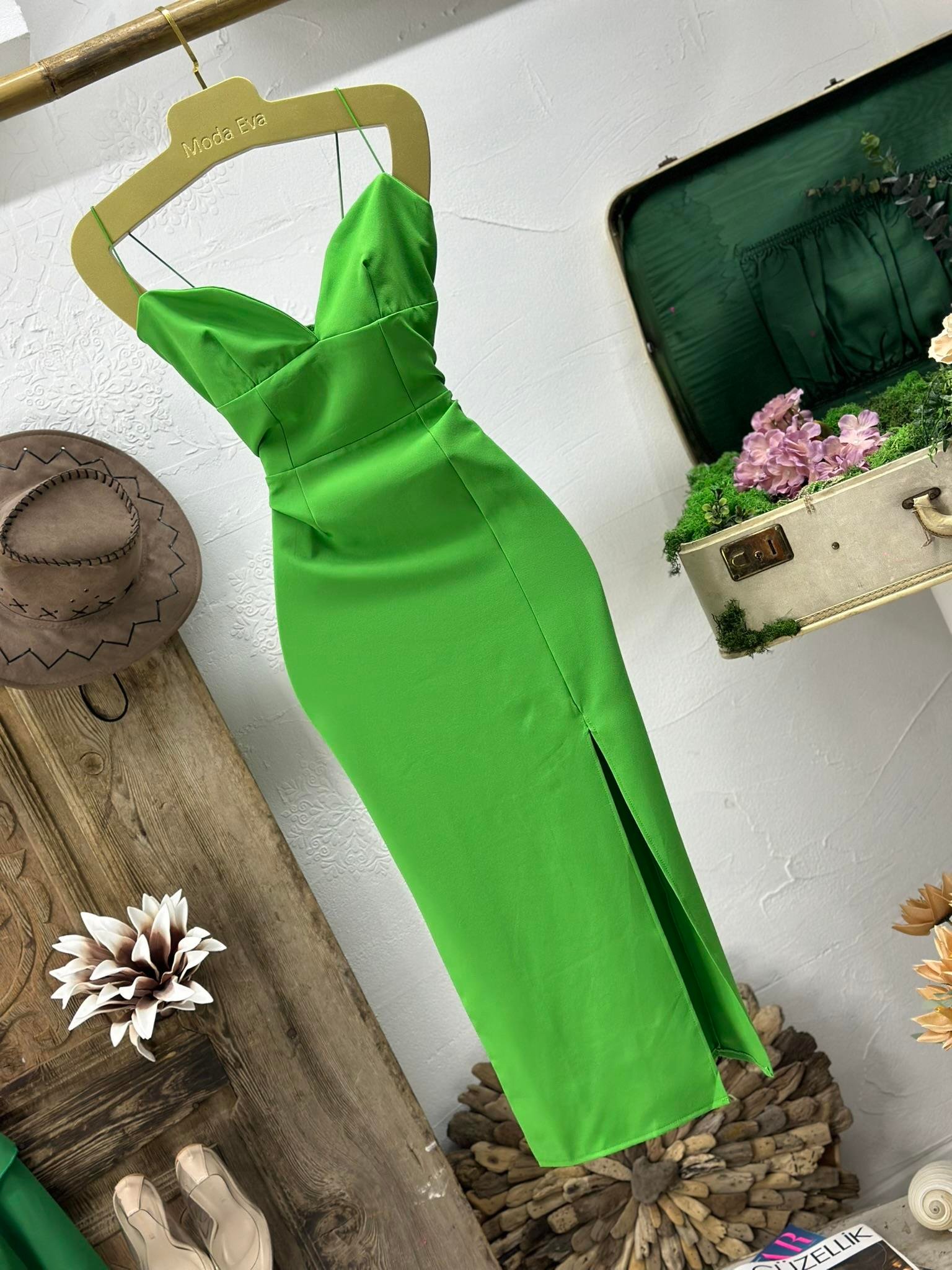 Atlas Kumaş İnce Elastik Askılı Kalp Yaka  Kalem Elbise