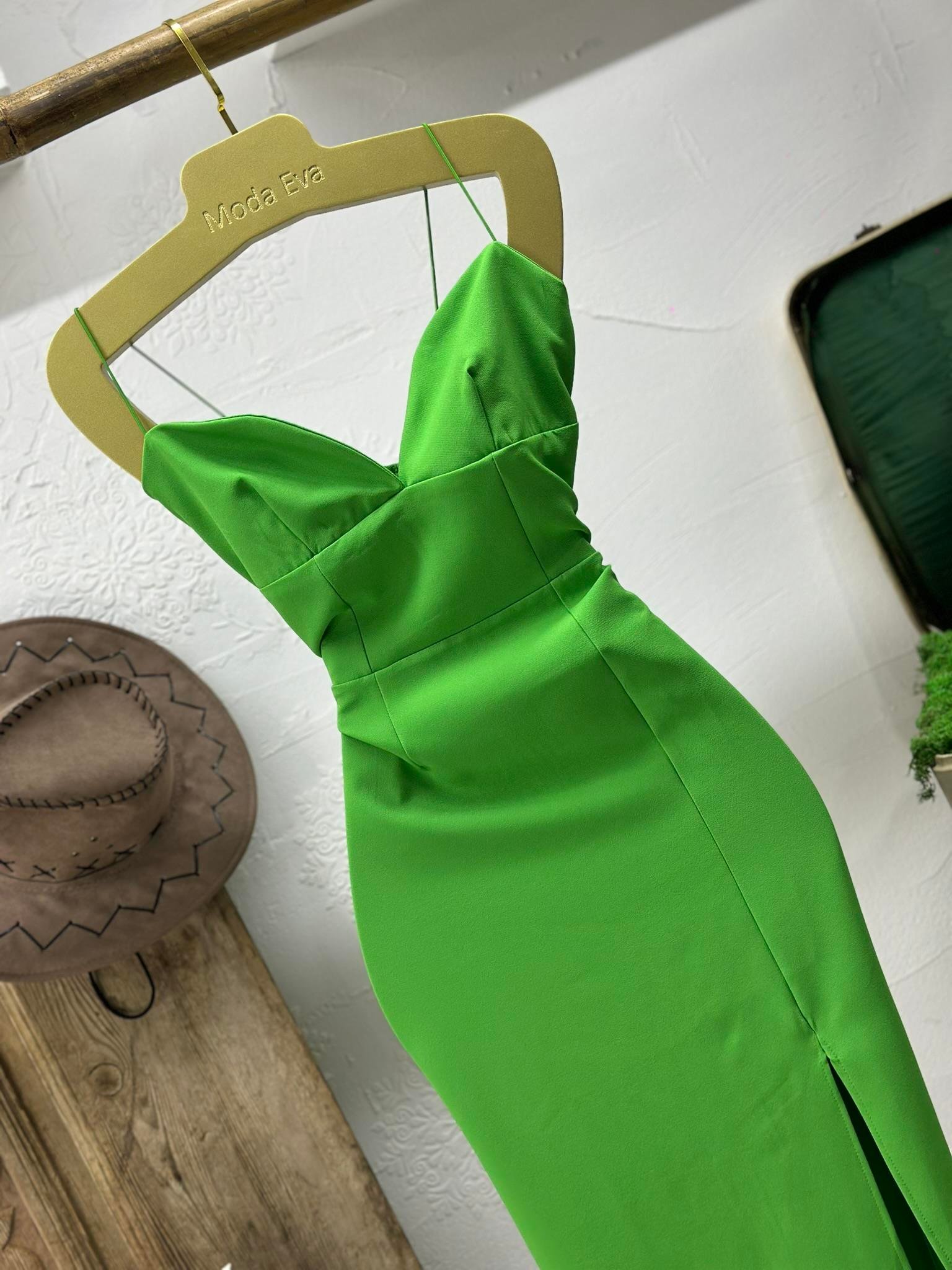 Atlas Kumaş İnce Elastik Askılı Kalp Yaka  Kalem Elbise