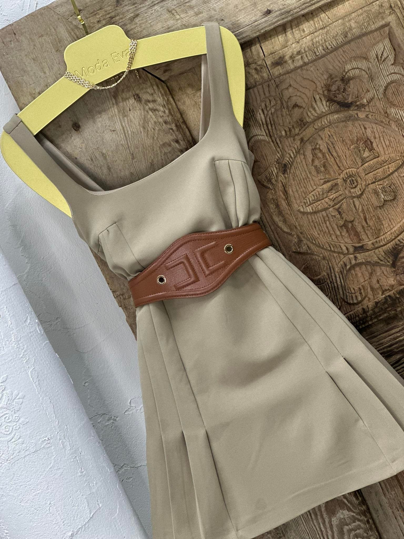 Atlas Kumaş Kare Yaka Pileli Rahat Kesim Elbise