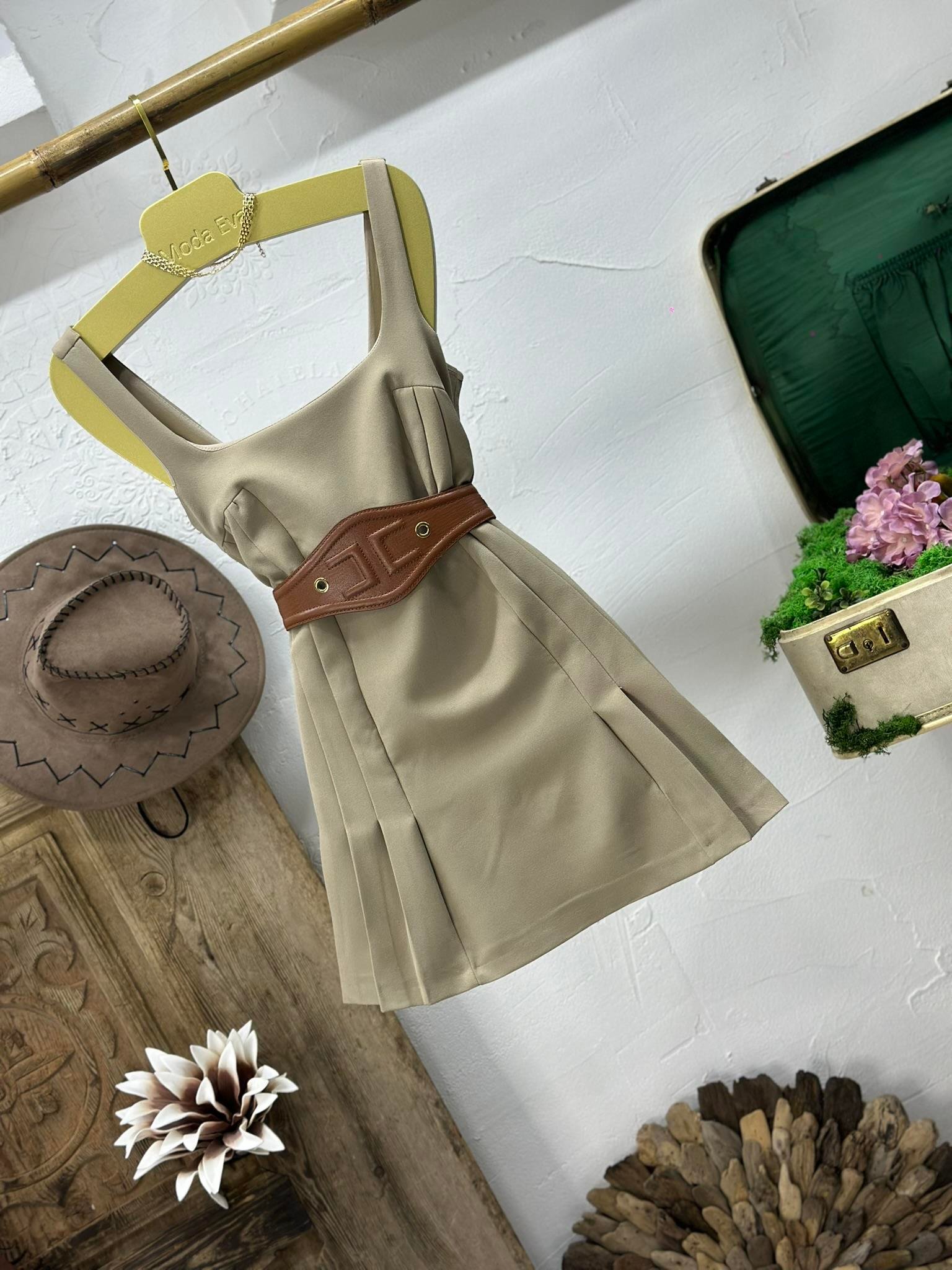 Atlas Kumaş Kare Yaka Pileli Rahat Kesim Elbise