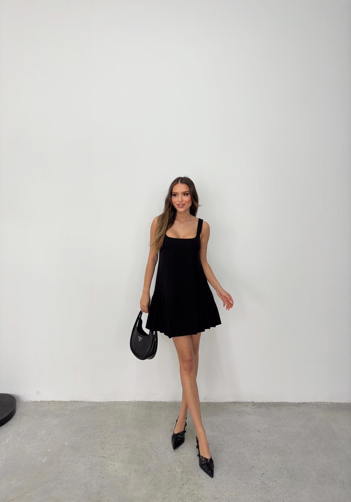 Atlas Kumaş Kare Yaka Pileli Rahat Kesim Elbise