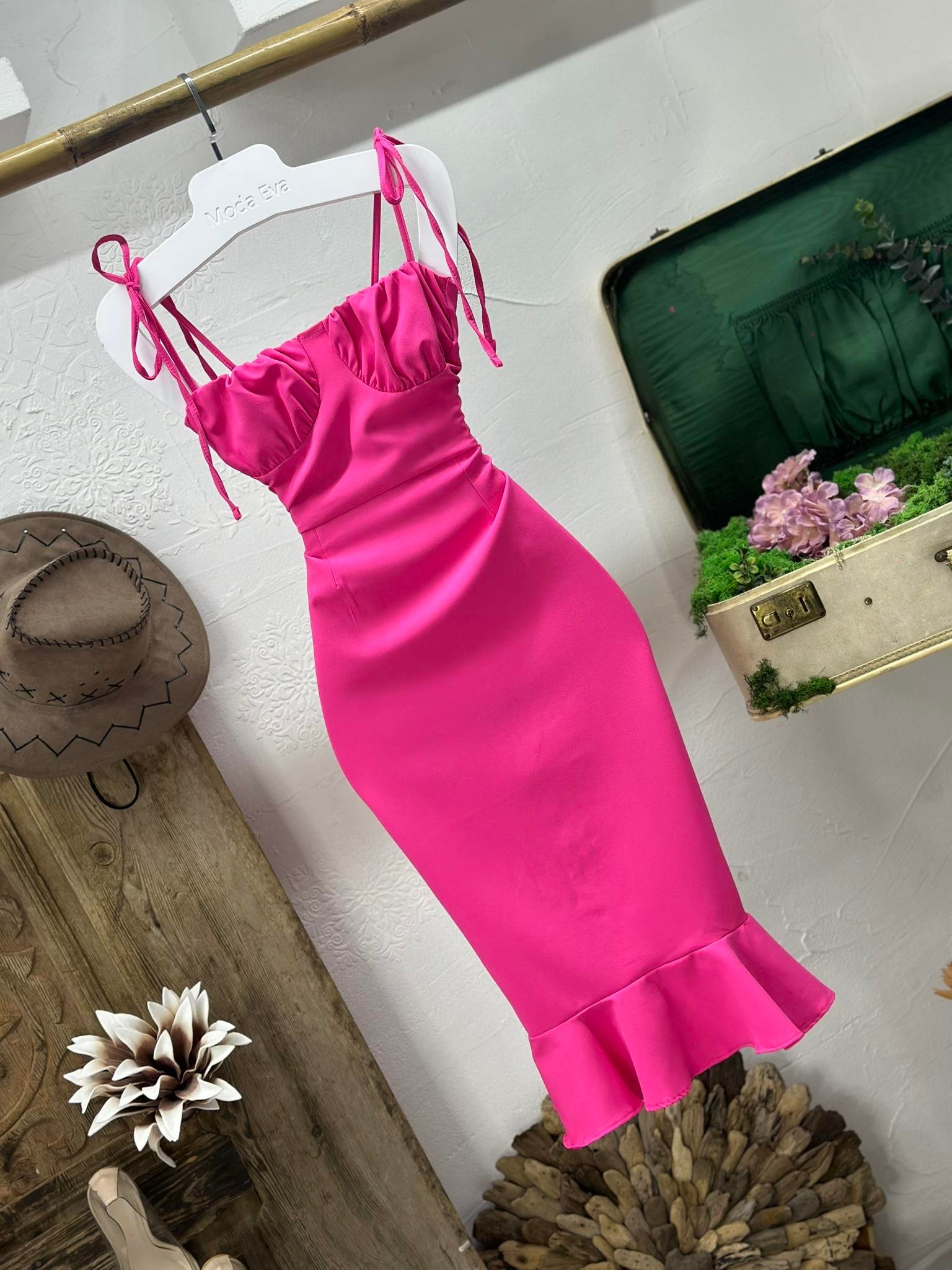 Atlas Kumaş Omuzlar Bağlama Askılı Balık Form Elbise