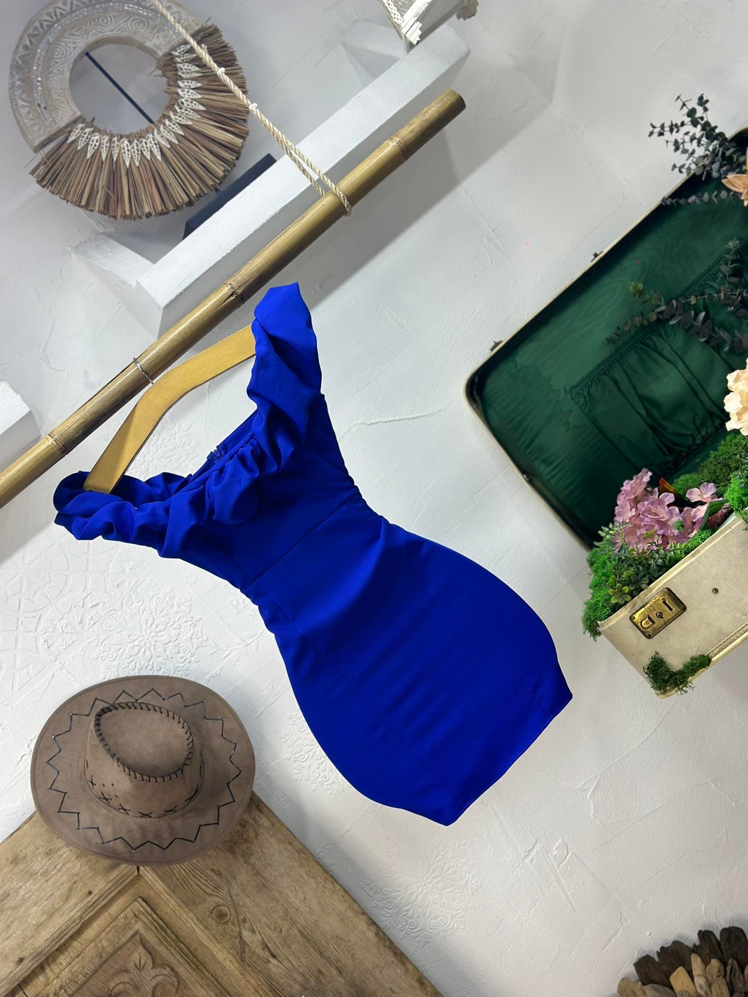 Atlas Kumaş Omuzlar Volanlı Tasarım Mini Elbise