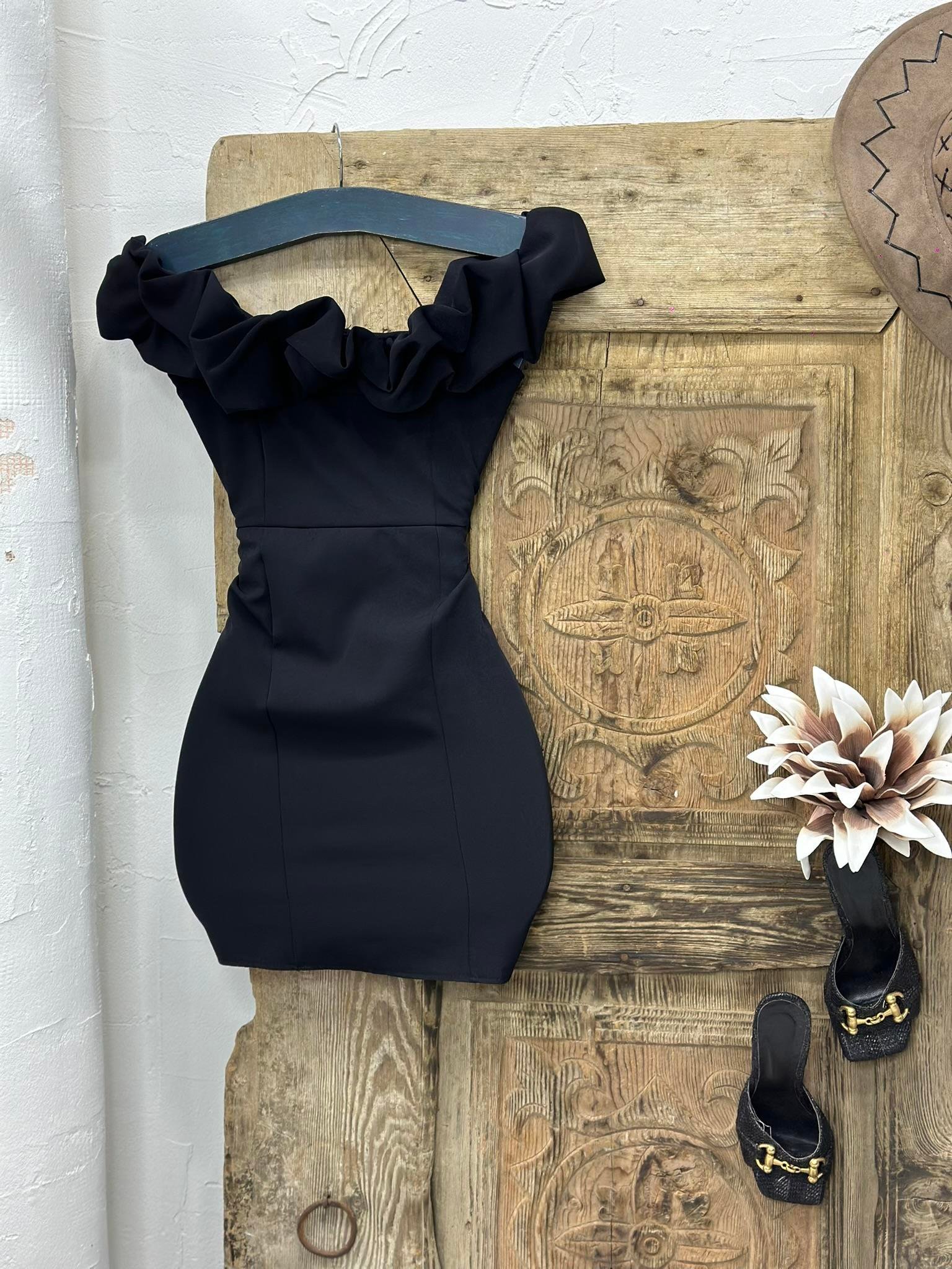 Atlas Kumaş Omuzlar Volanlı Tasarım Mini Elbise