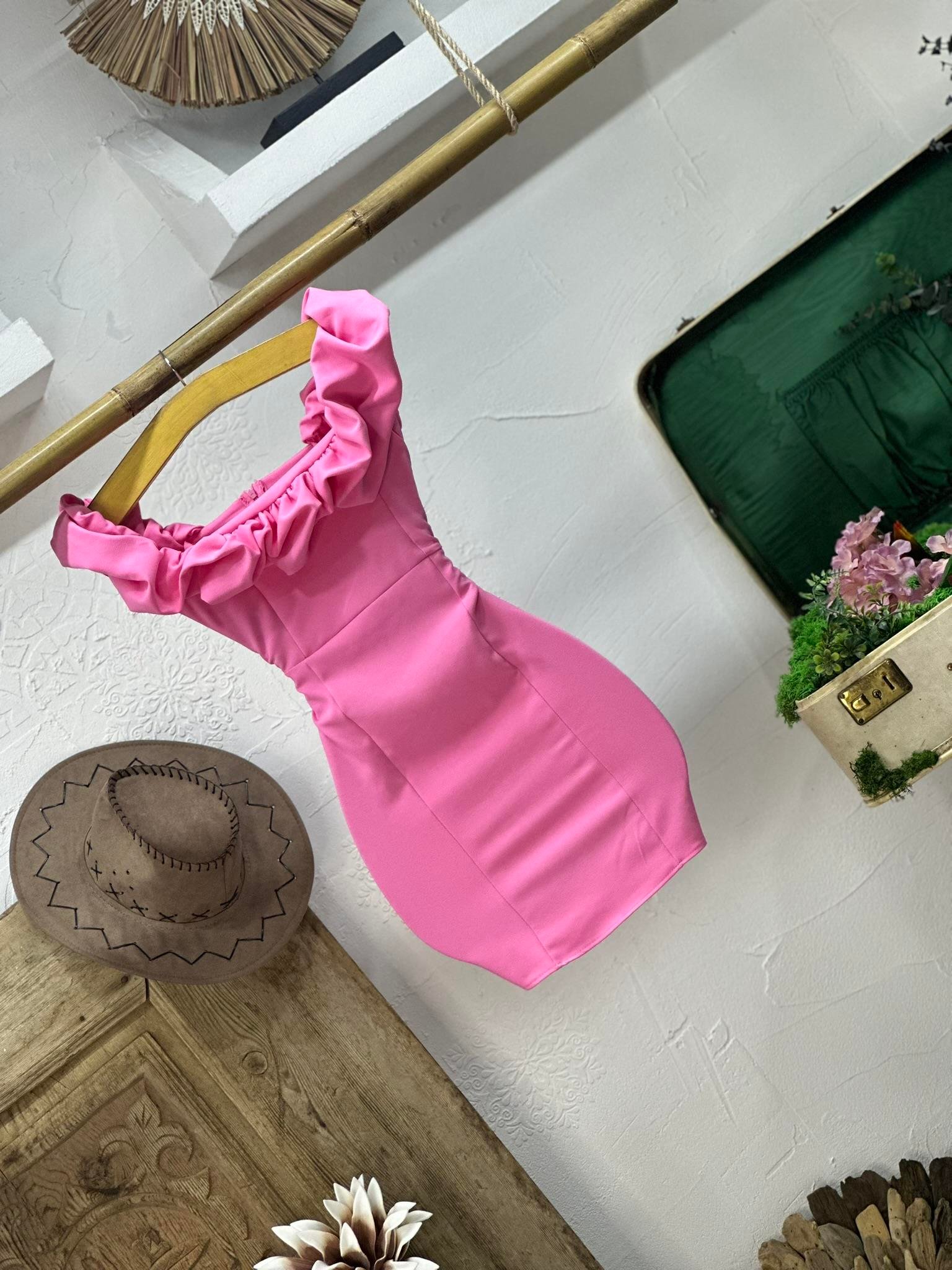 Atlas Kumaş Omuzlar Volanlı Tasarım Mini Elbise