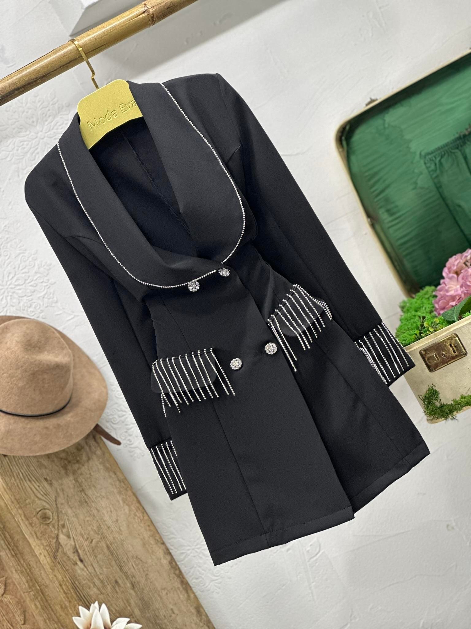 Atlas Kumaş Taş Zincir Detaylı Tasarım Siyah Ceket Elbise