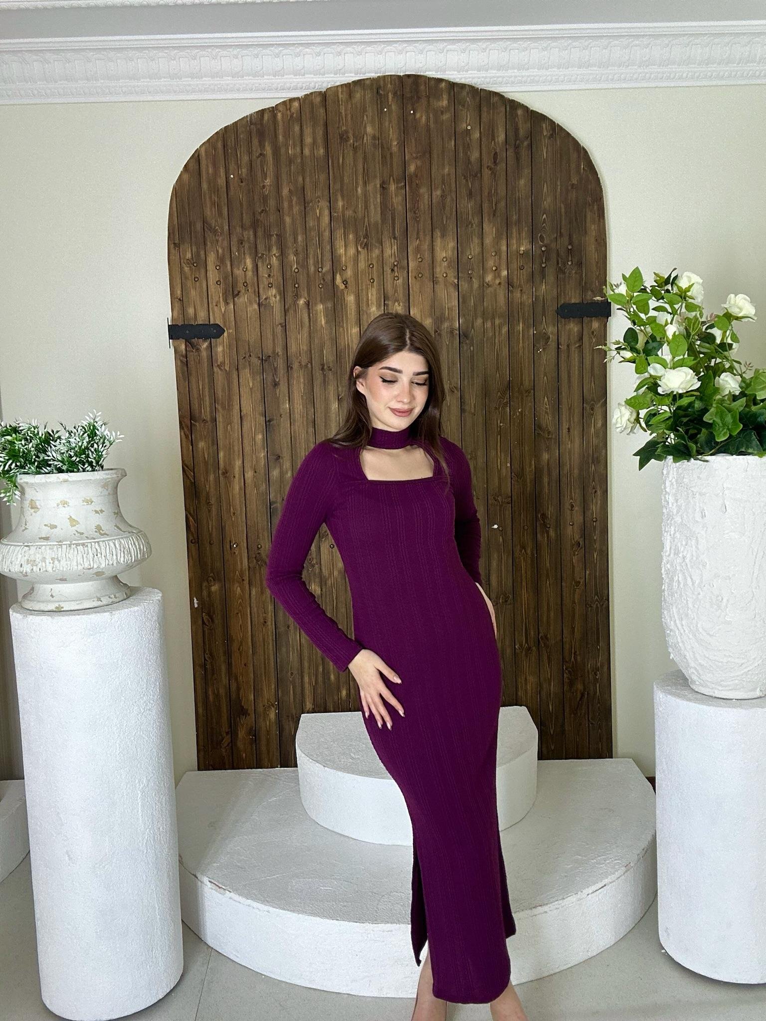 Burgu Kumaş Boyun Detay Kare Yaka Yan Yırtmaçlı Elbise Mürdüm