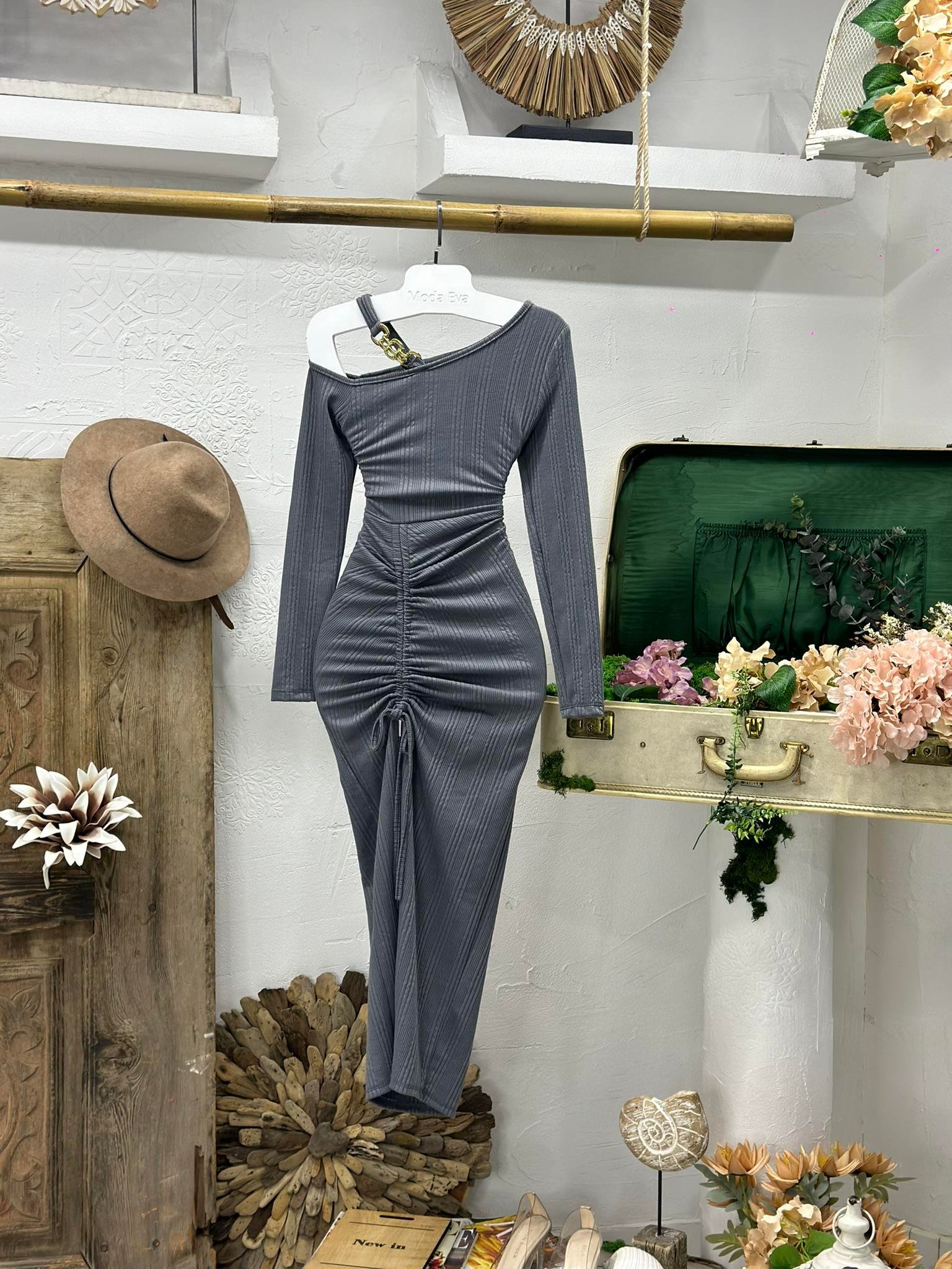 Burgu Kumaş Tek Omuz Zincir Askı Detaylı Asansör Büzgülü Uzun Gri Elbise