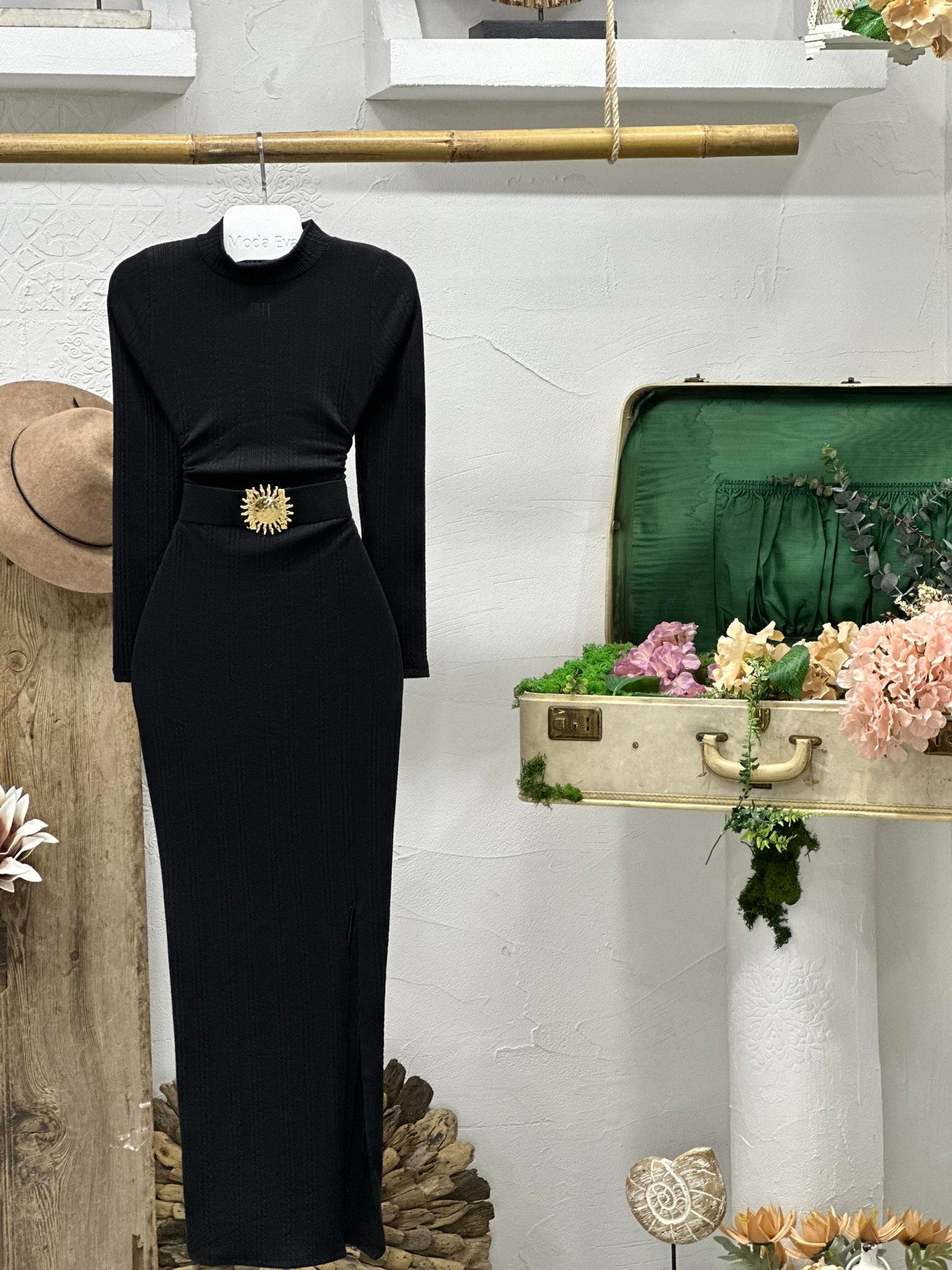 Burgu Kumaş Yan Yırtmaçlı Siyah Uzun Elbise